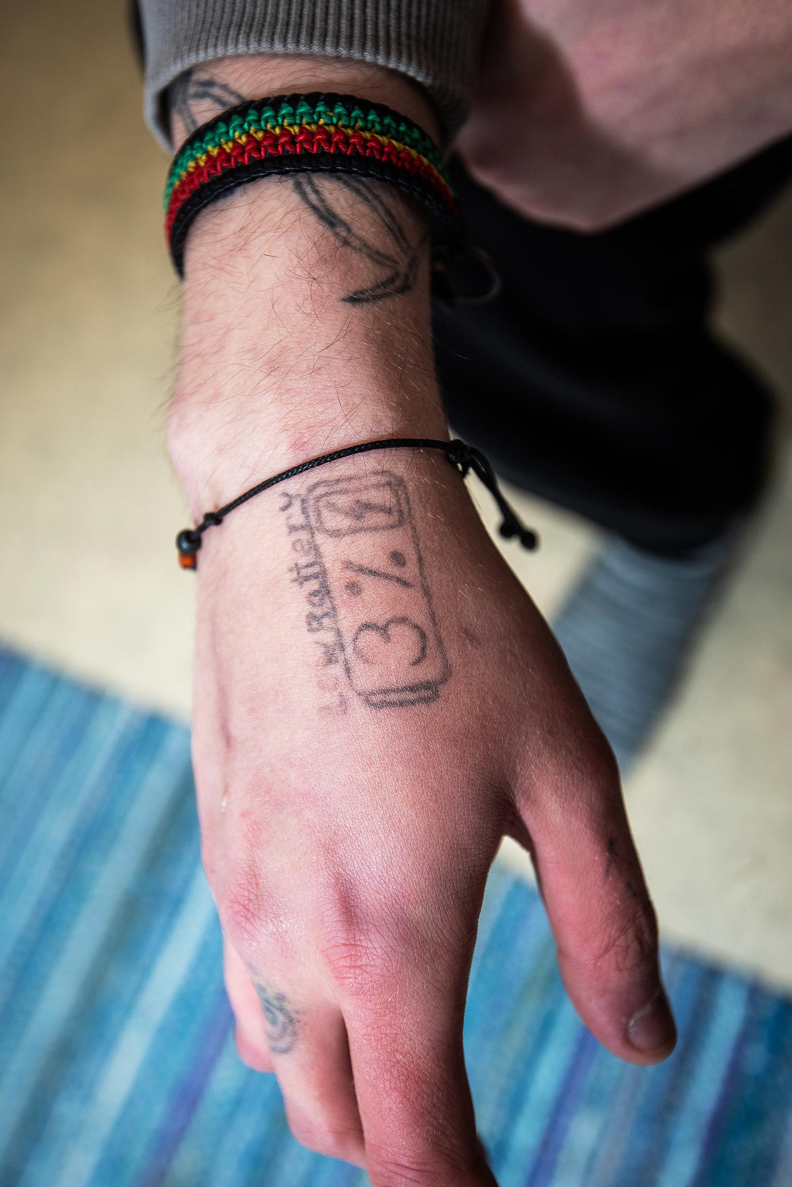 Lähikuvassa Jeren oikean käden tatuointi. Jeren matka huumeriippuvaiseksi kulki tavallista polkua alkoholin ja mietojen huumeiden kautta amfetamiiniin. Aineesta eroon pääseminen on todella vaikeaa.