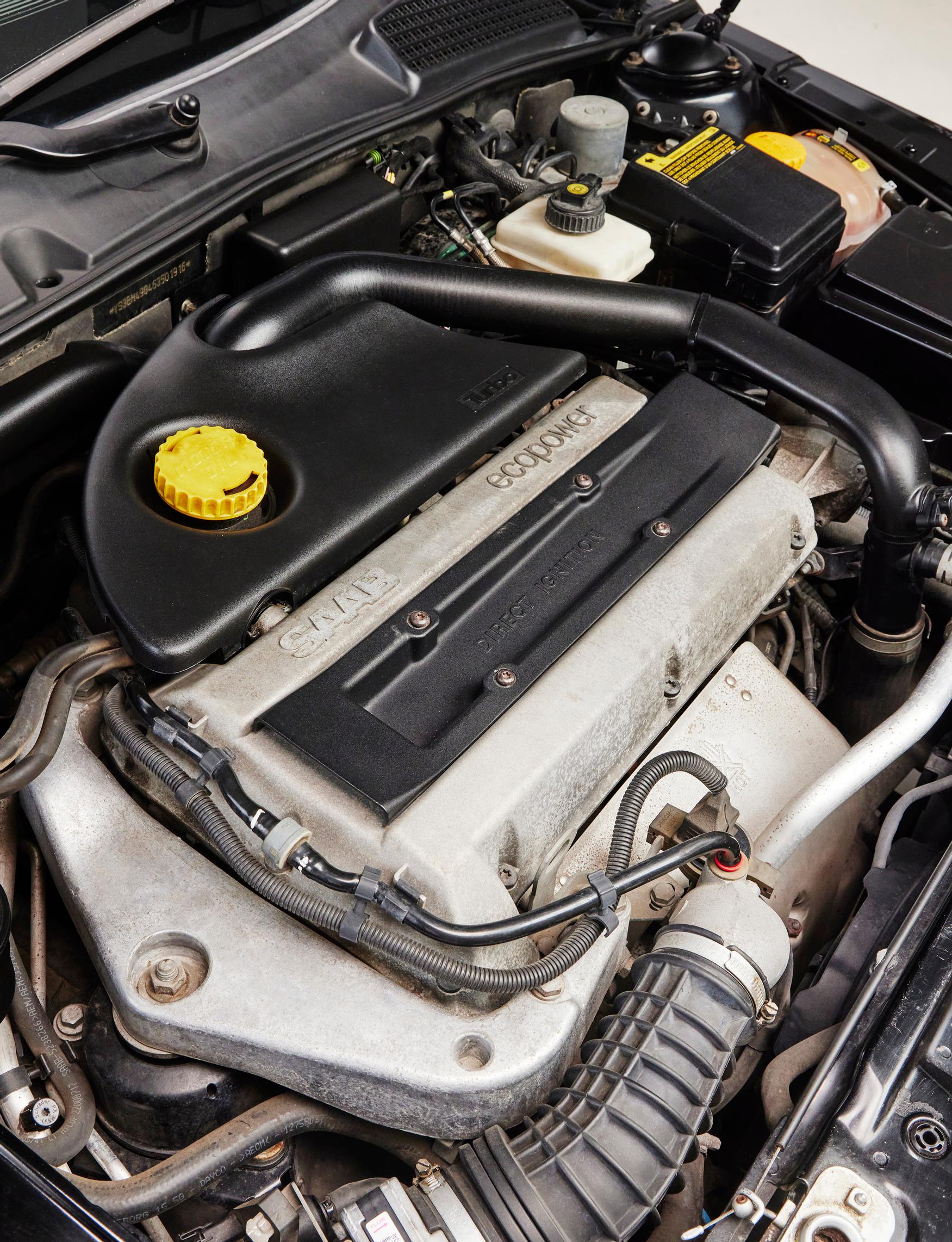 Saab 9-5:n moottori. Tätä mallia on saanut muun muassa 2,0-, 2,3- ja 3,0-litraisilla bensiinikoneilla. 