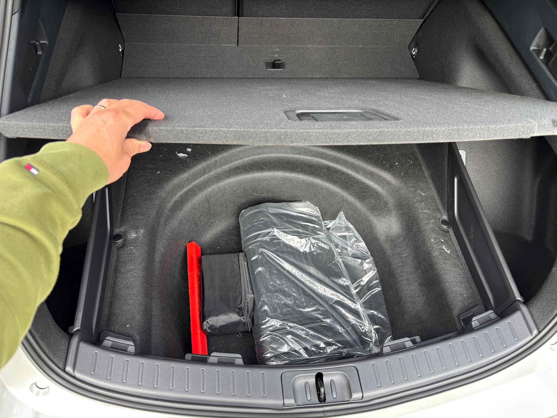 Toyota Corolla Touring Sportsissa on vakiovarusteena renkaanpaikkaussarja. Tilaa vararenkaallekin olisi