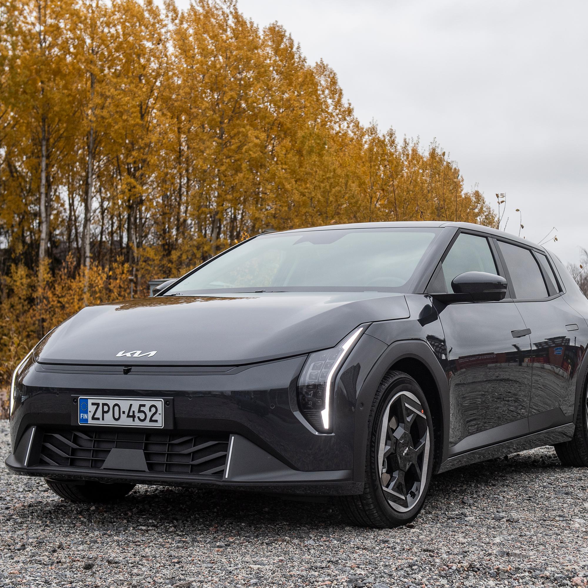 Kia EV4 Hatchback: Pitkä toimintamatka ja napakka ajettavuus eivät pelasta pientä tavaratilaa