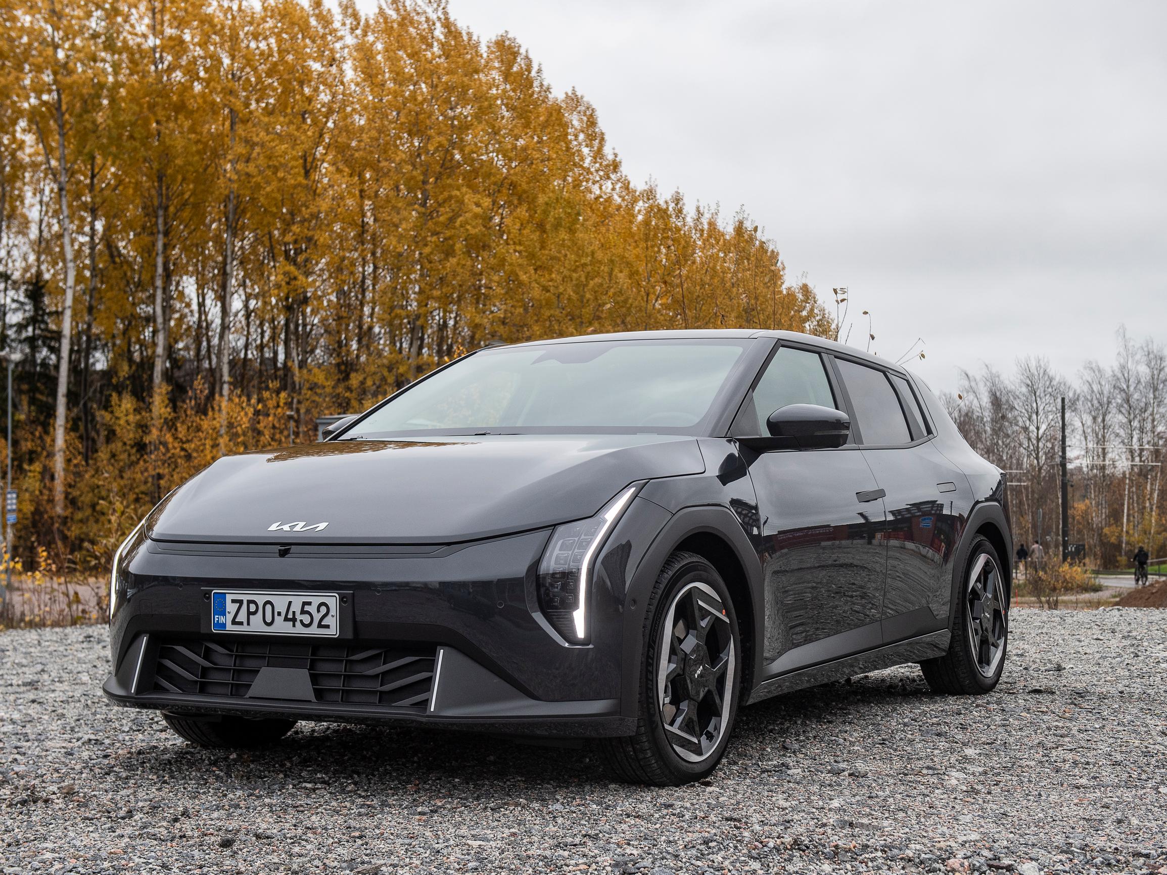 Kia EV4 Hatchback: Pitkä toimintamatka ja napakka ajettavuus eivät pelasta pientä tavaratilaa