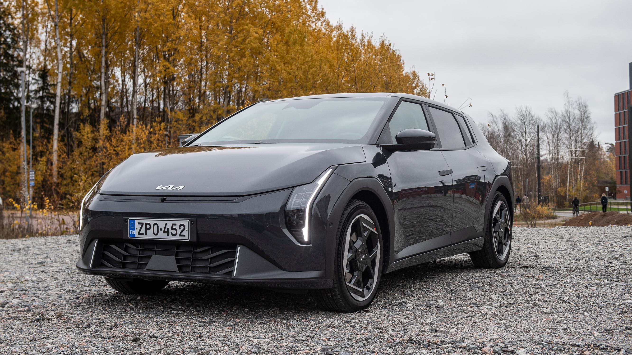 Kia EV4 Hatchback: Pitkä toimintamatka ja napakka ajettavuus eivät pelasta pientä tavaratilaa