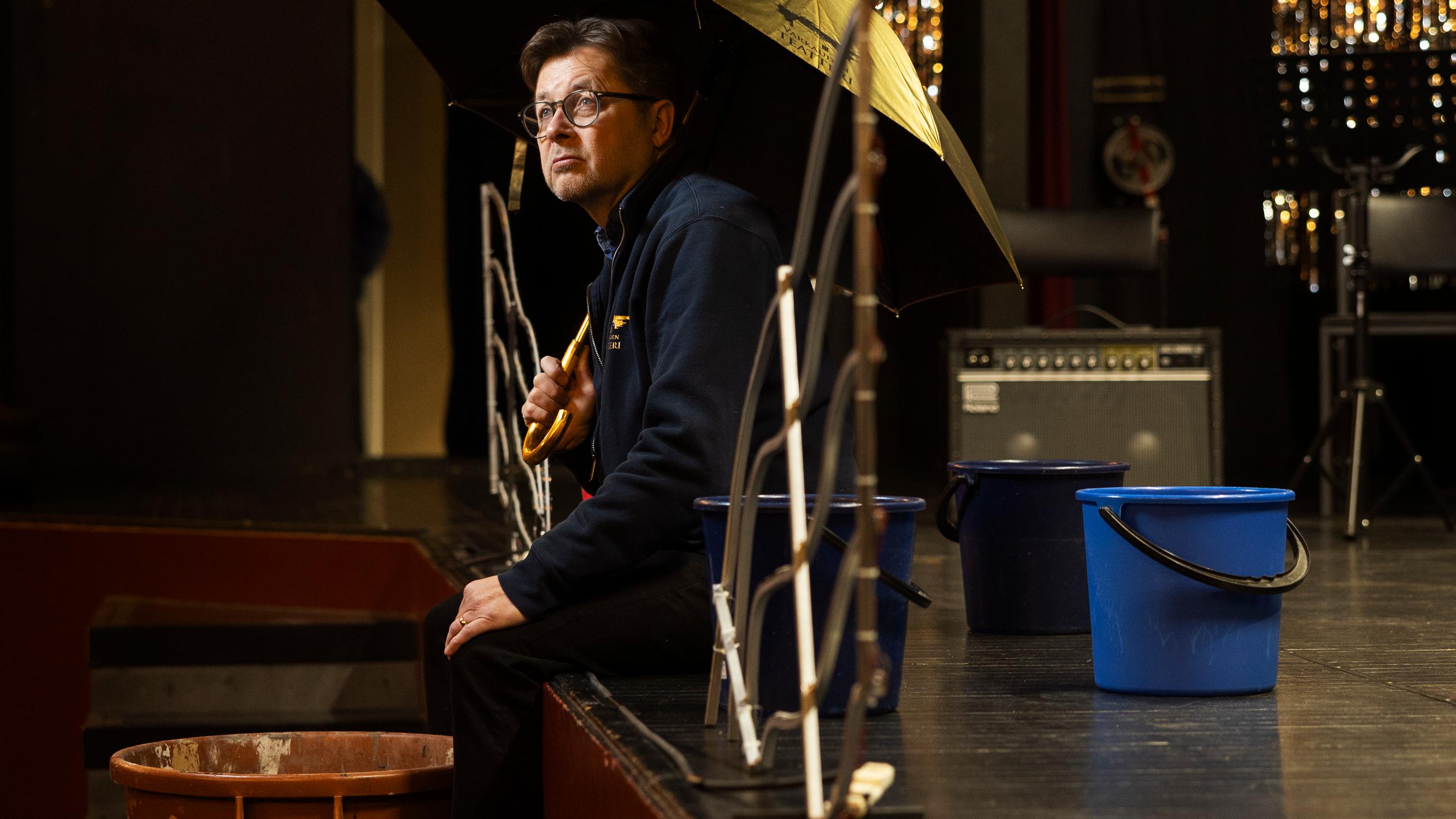 Varkauden teatterissa väistellään ämpäreitä – Teatterin vuotava katto on pakko korjata, mutta kaupungin antama apu on lainaa eikä tukea