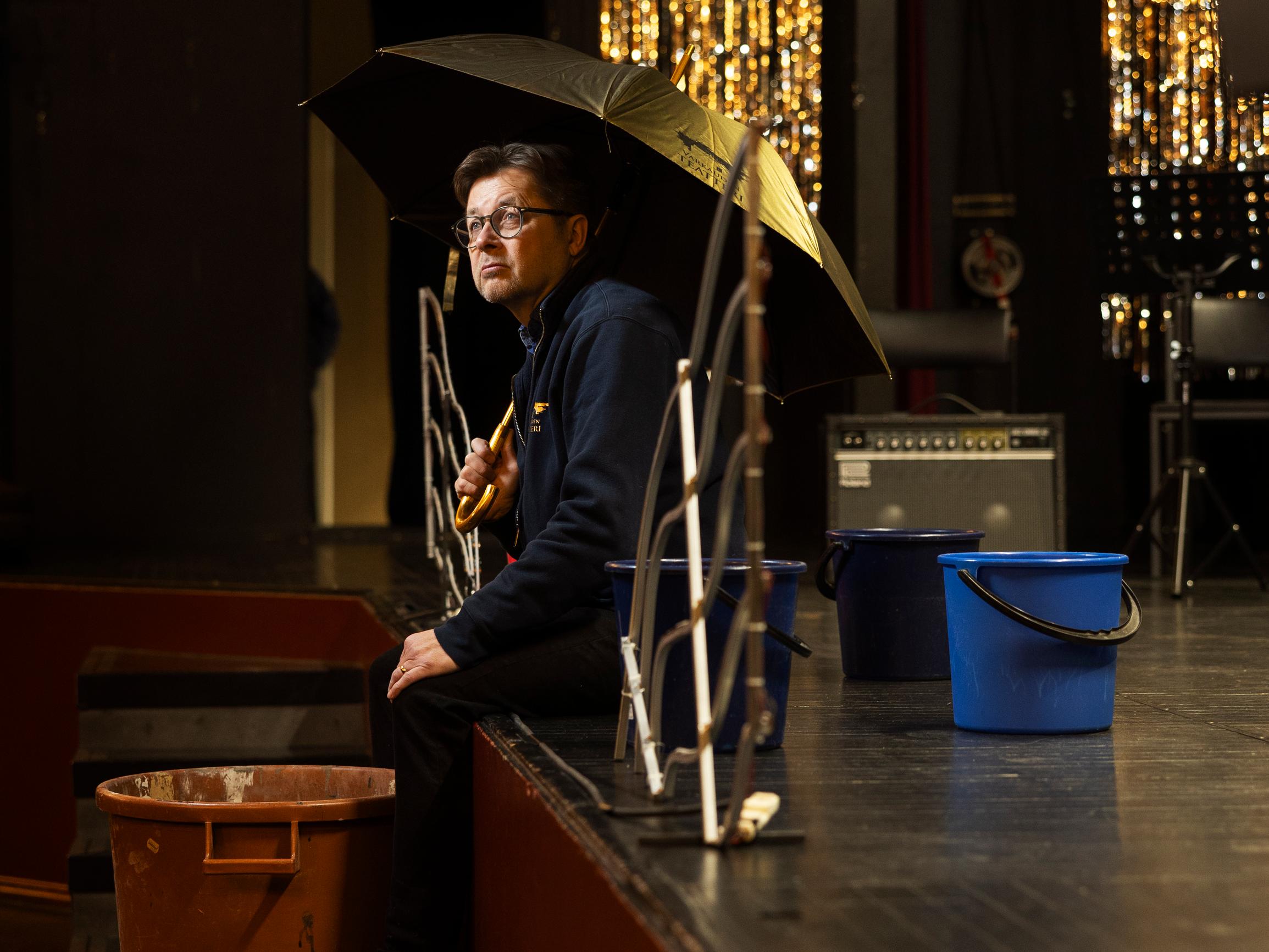 Varkauden teatterissa väistellään ämpäreitä – Teatterin vuotava katto on pakko korjata, mutta kaupungin antama apu on lainaa eikä tukea