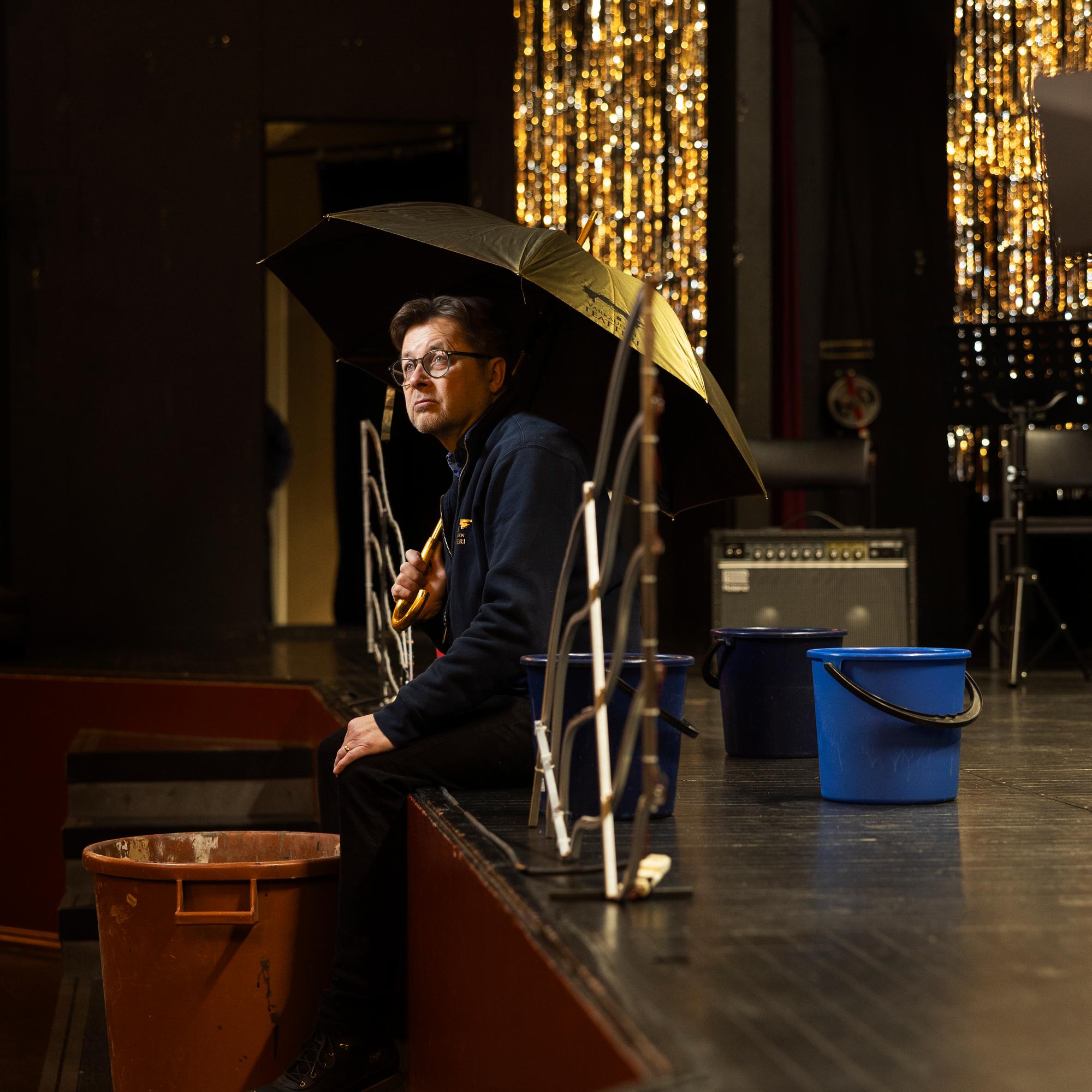 Varkauden teatterissa väistellään ämpäreitä – Teatterin vuotava katto on pakko korjata, mutta kaupungin antama apu on lainaa eikä tukea