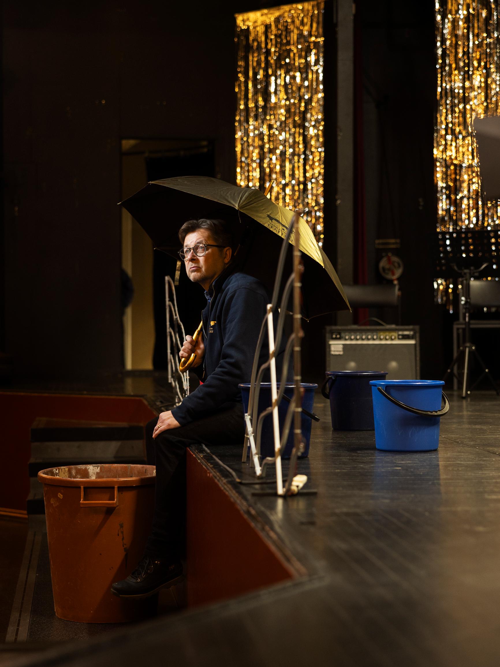 Varkauden teatterissa väistellään ämpäreitä – Teatterin vuotava katto on pakko korjata, mutta kaupungin antama apu on lainaa eikä tukea