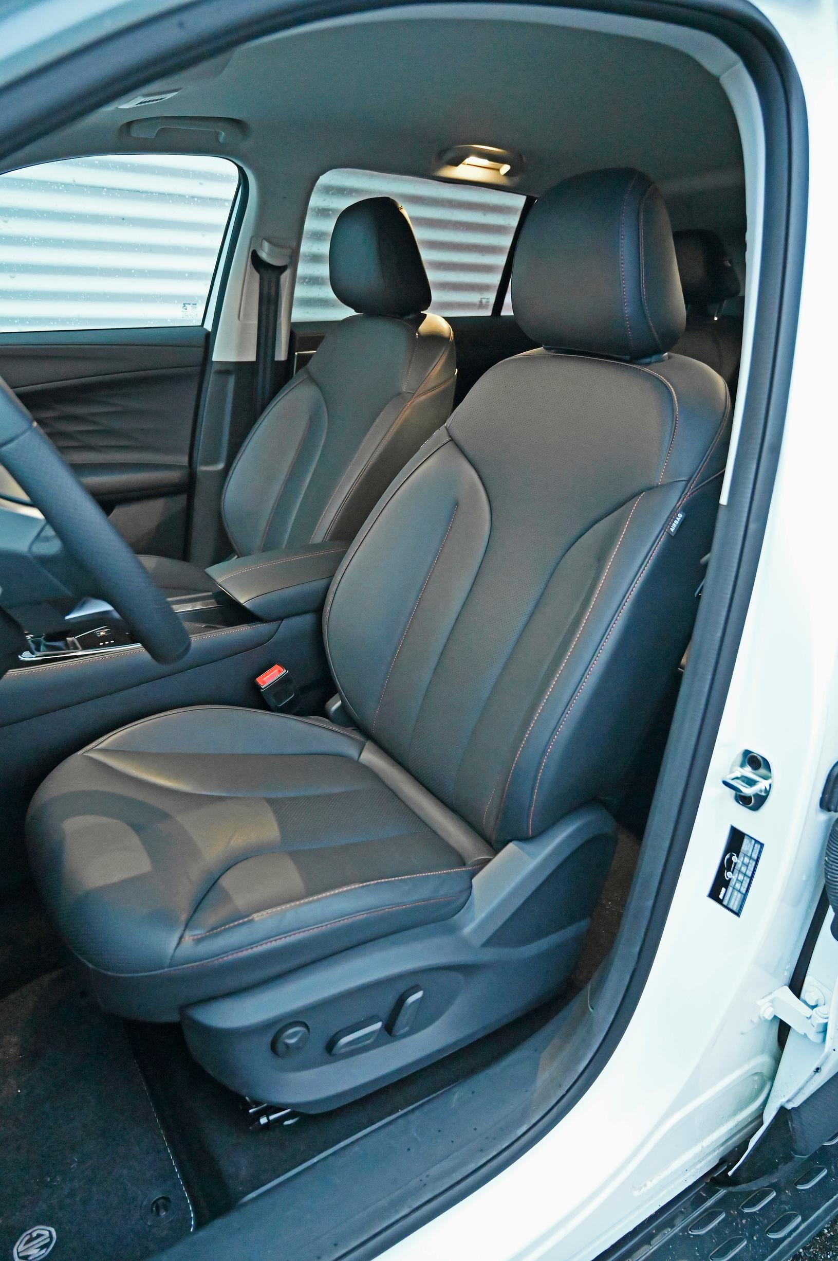 Perustasoisilta näyttävät etuistuimet yllättävät positiivisesti: pitkäkään siirtymä ei ala väsyttää paikkoja.