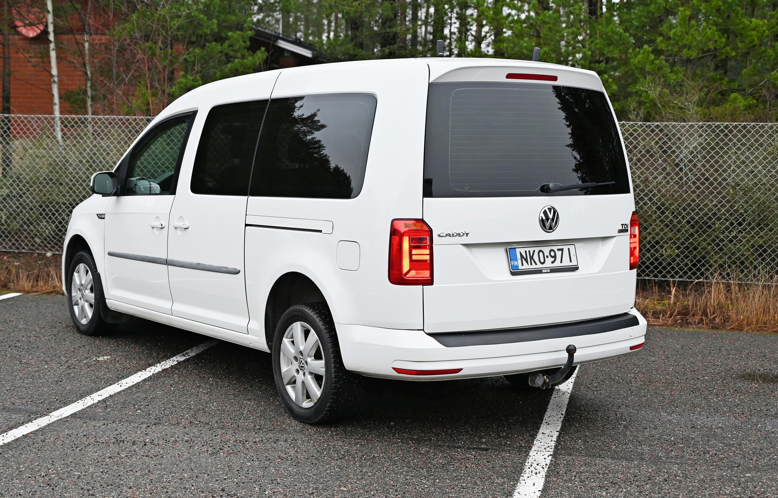 Volkswagen Caddy Maxi Trendline 2.0 TDI 4Motion vuosimalli 2017 Tuulilasin koeajossa. Lue tai kuuntele.