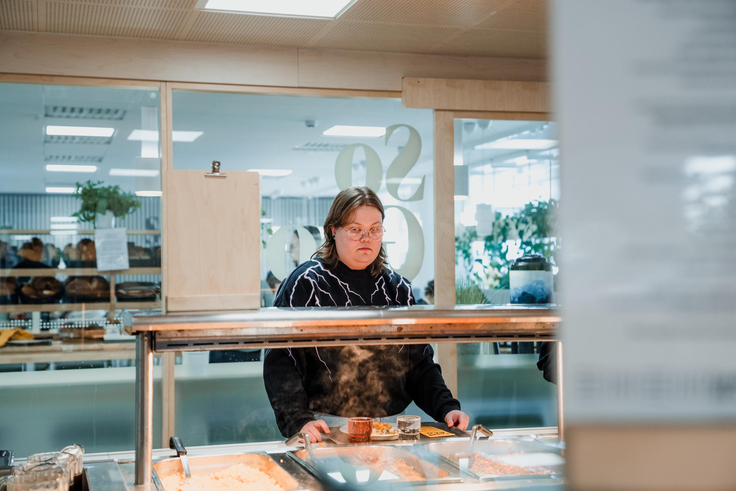 Näin opiskelija venyttää penniä, jos vanhemmat eivät voi tukea | Apu