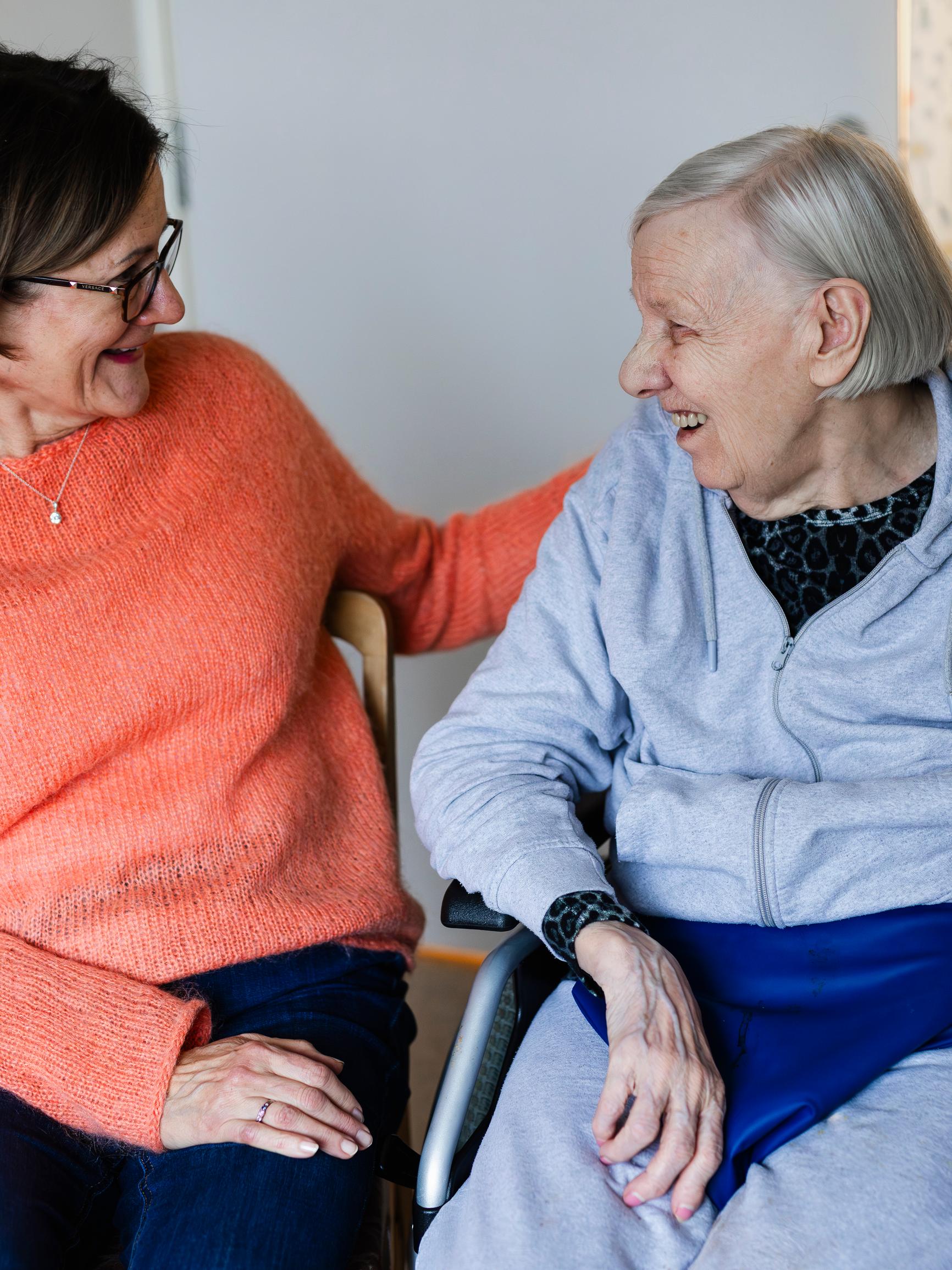 Oven takana odottikin vanha työkaveri 40 vuoden takaa – Marketta Tuomen ja Paula Tuurihalmeen tiet kohtasivat uudelleen, kun Tuomi aloitti seniorikaverina