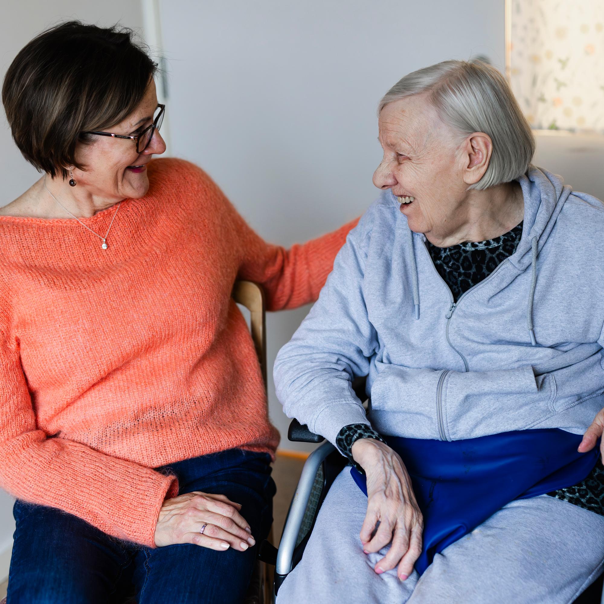 Oven takana odottikin vanha työkaveri 40 vuoden takaa – Marketta Tuomen ja Paula Tuurihalmeen tiet kohtasivat uudelleen, kun Tuomi aloitti seniorikaverina