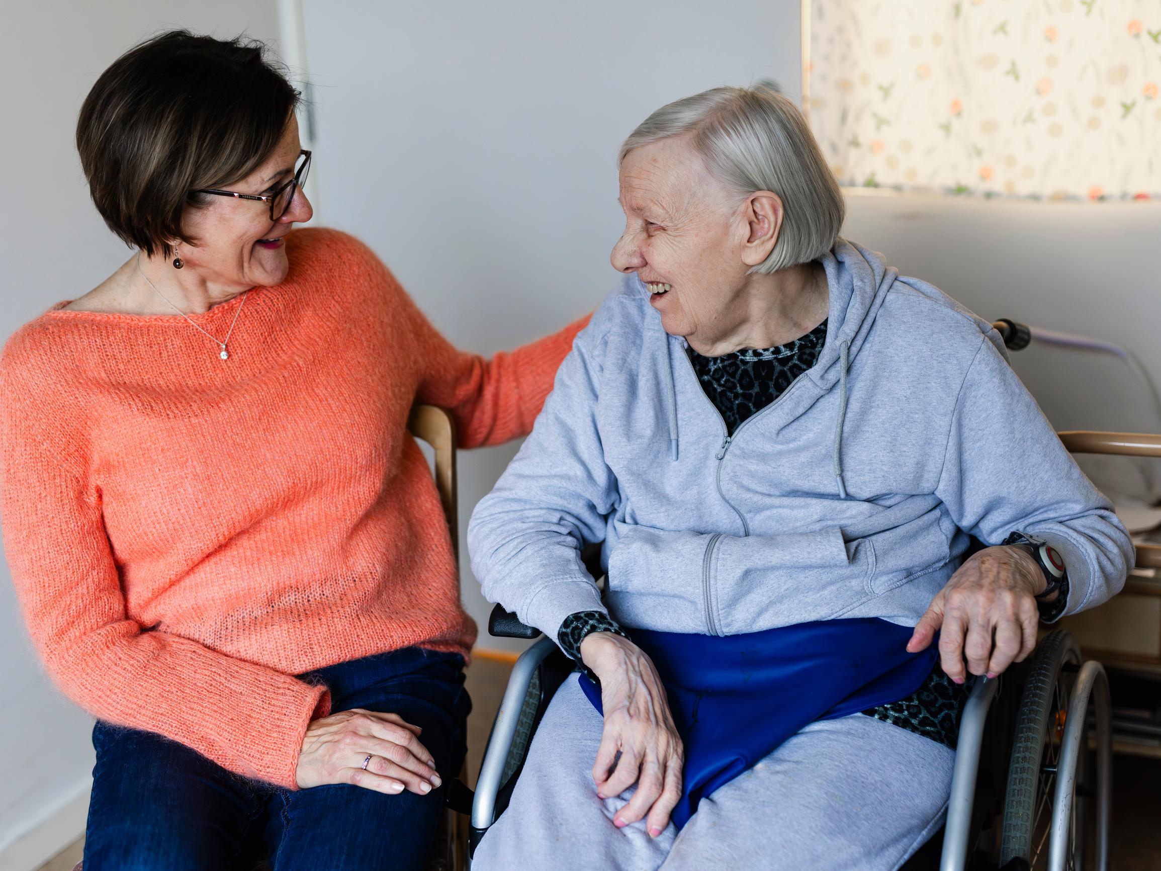 Oven takana odottikin vanha työkaveri 40 vuoden takaa – Marketta Tuomen ja Paula Tuurihalmeen tiet kohtasivat uudelleen, kun Tuomi aloitti seniorikaverina