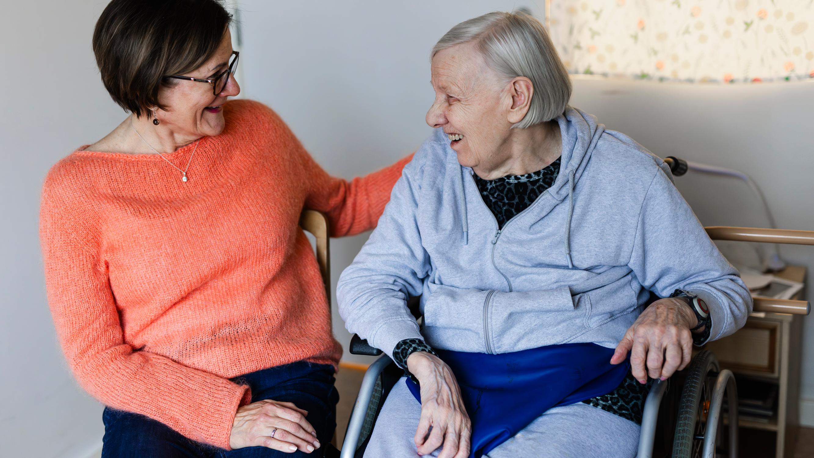 Oven takana odottikin vanha työkaveri 40 vuoden takaa – Marketta Tuomen ja Paula Tuurihalmeen tiet kohtasivat uudelleen, kun Tuomi aloitti seniorikaverina