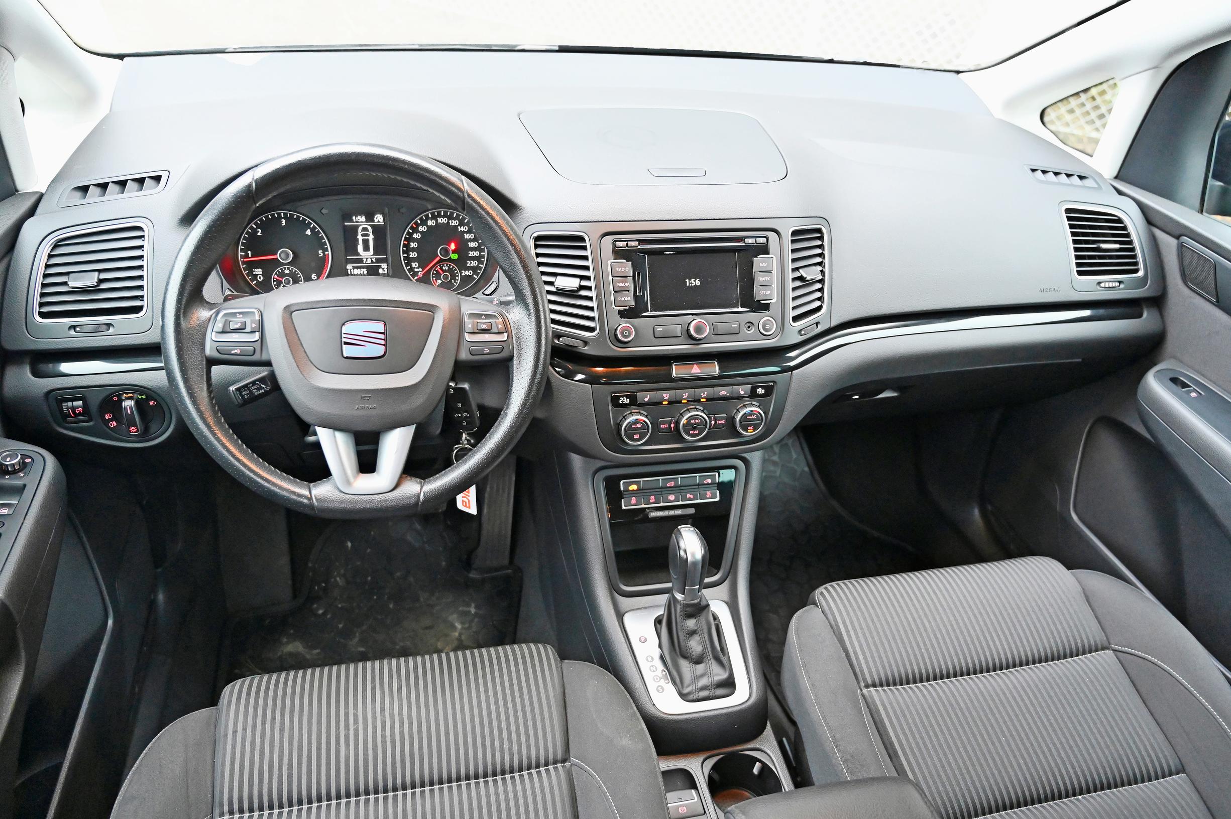 Kojelauta on asiallinen ja selkeä. Vanhan liiton vipuja ja vääntimiä piisaa – tässä yksi selitys sille, miksi uusmyynti tökkii, mutta käytettyjen autojen kauppa käy!