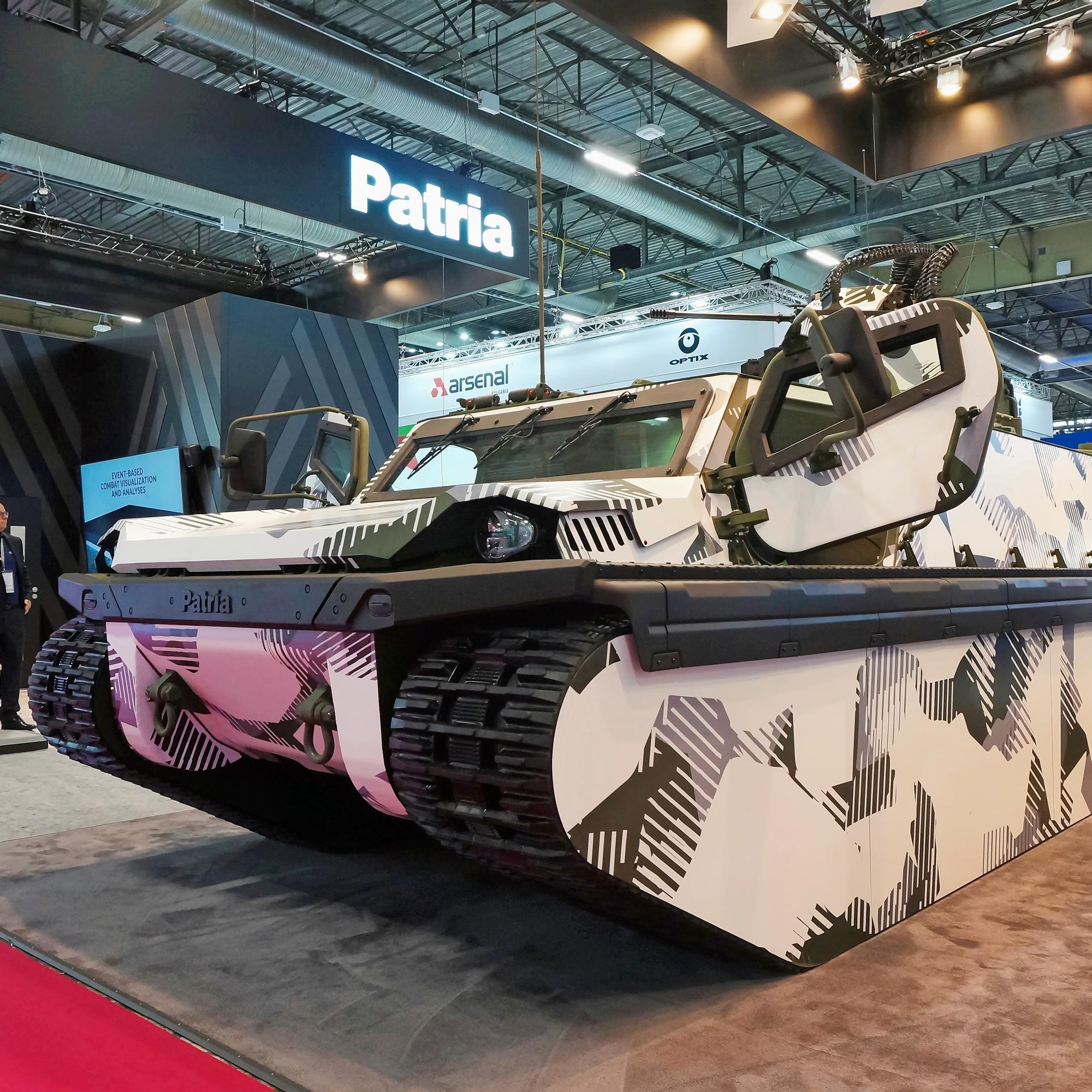 Mercedeksen lähtö ravistelee Uudenkaupungin autotehdasta – Valmet Automotive etsii uutta suuntaa: Löytyykö se aseista vai jäänmurtajista?