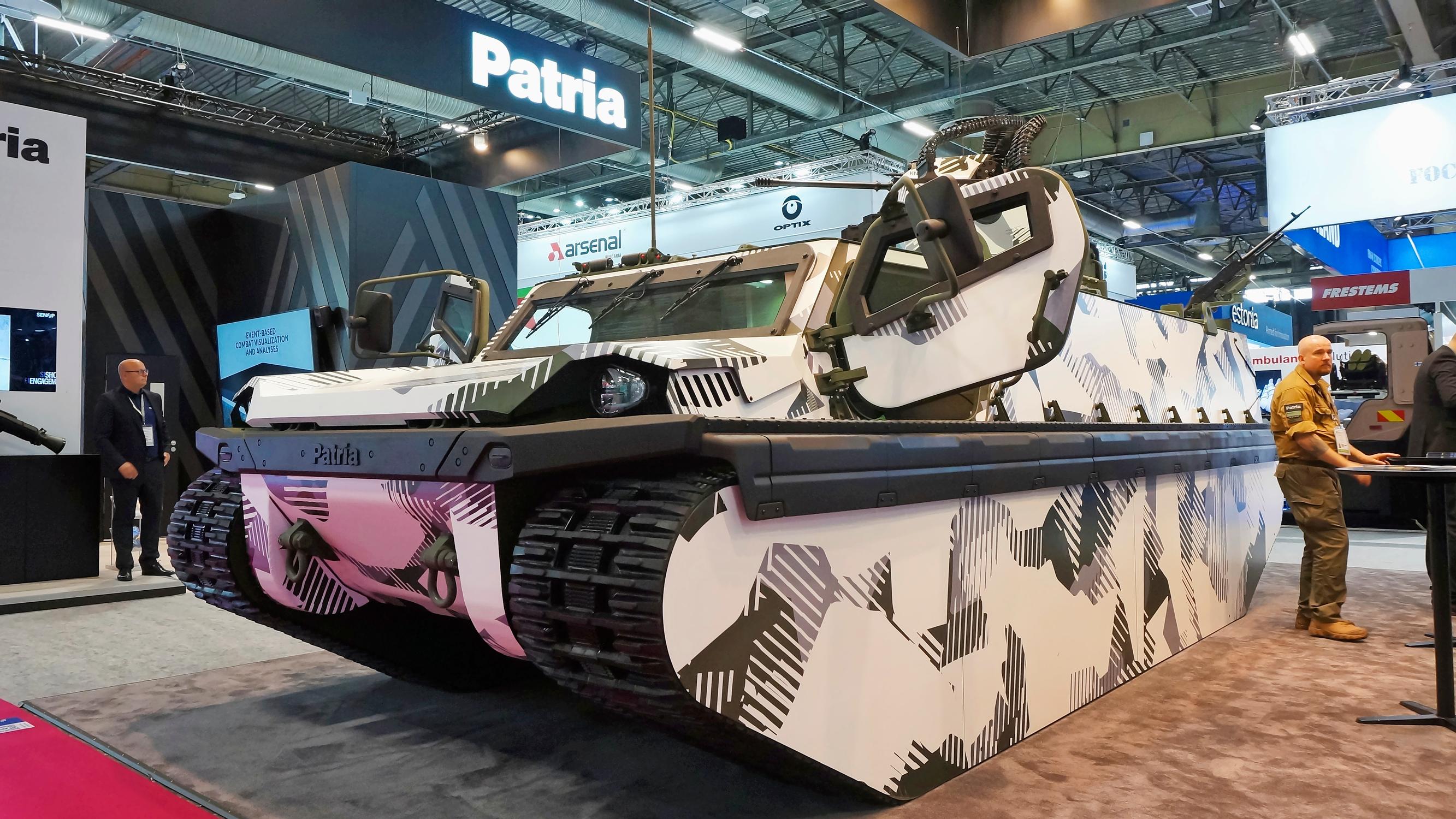 Mercedeksen lähtö ravistelee Uudenkaupungin autotehdasta – Valmet Automotive etsii uutta suuntaa: Löytyykö se aseista vai jäänmurtajista?