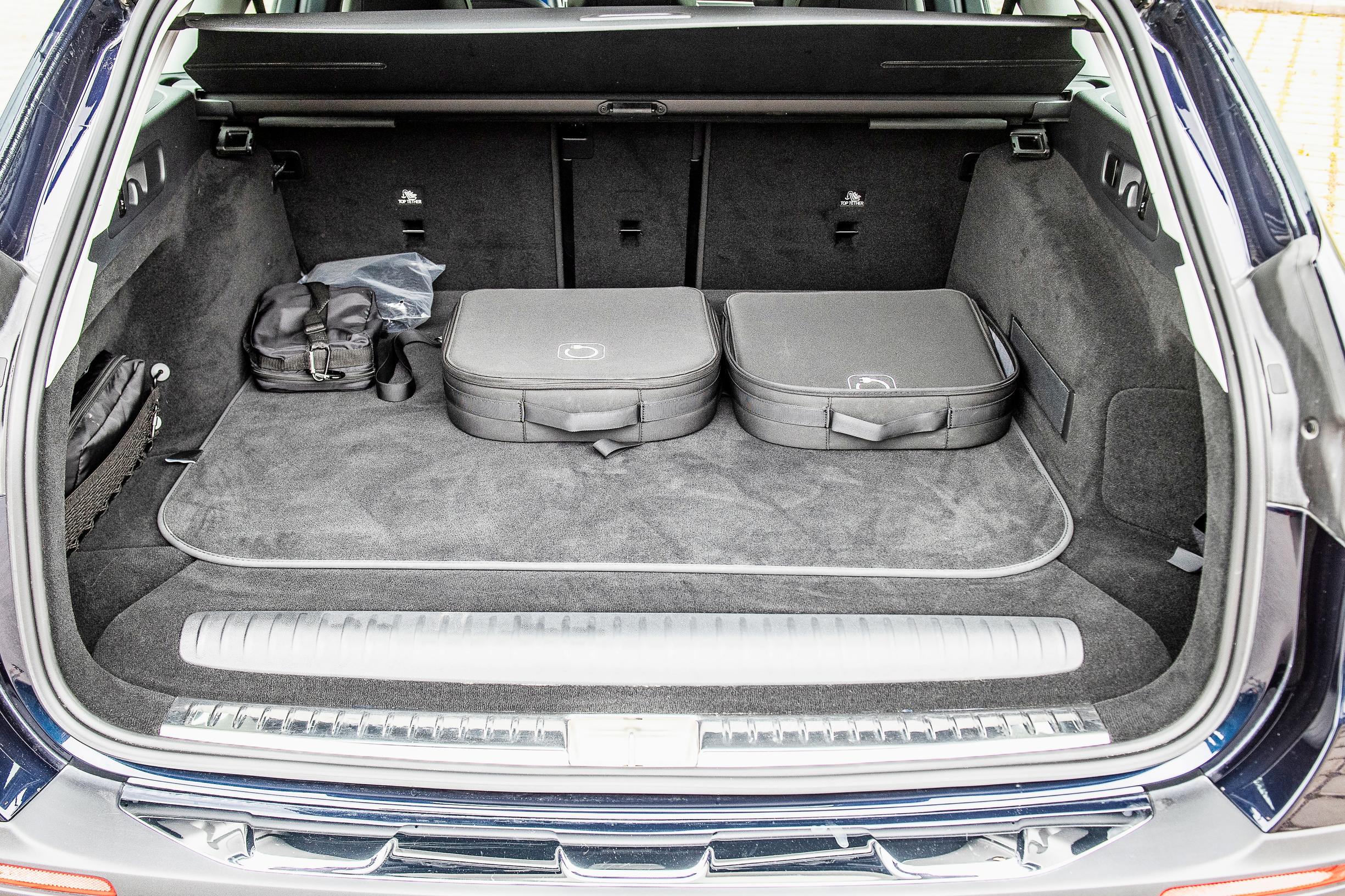 Mercedes-Benz E 300:n ajoakut ja latauspiuhat verottavat tavaratilan kapasiteettia.