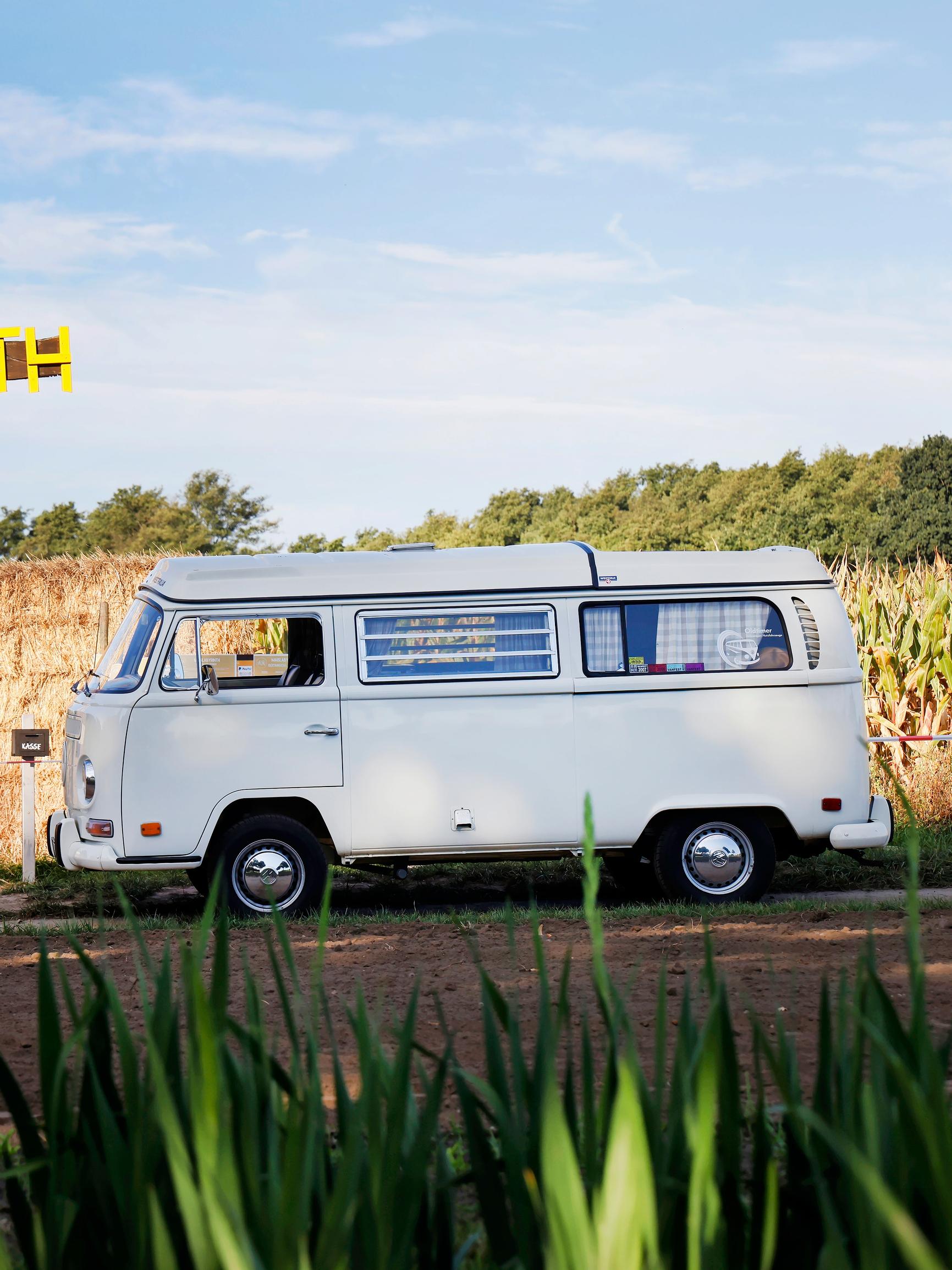 Kun vähemmän oli enemmän: Volkswagen Kleinbus vie 1970-luvun tunnelmaan, kun automatkailu oli kiireetöntä ja alla romanttinen peti pyörillä