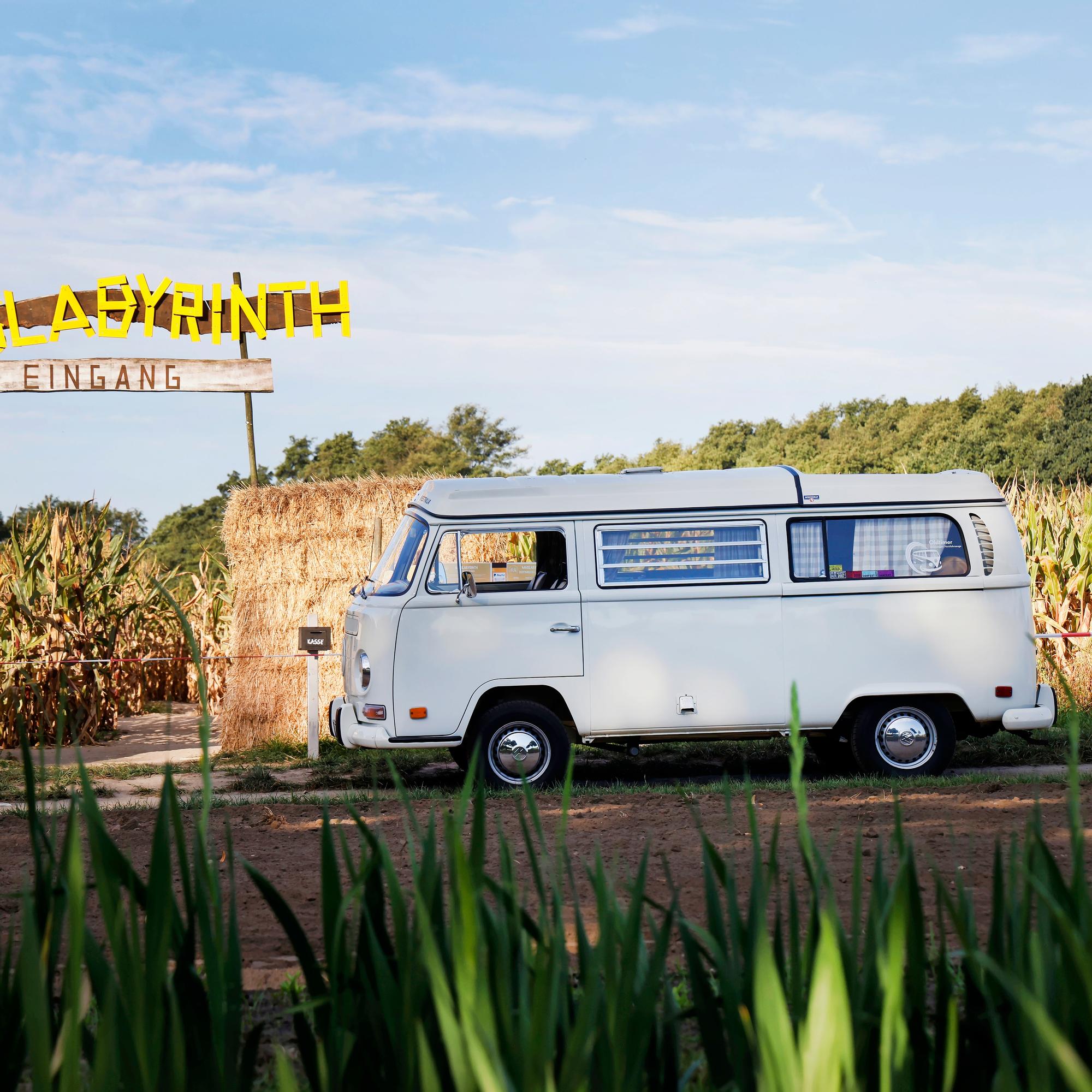 Kun vähemmän oli enemmän: Volkswagen Kleinbus vie 1970-luvun tunnelmaan, kun automatkailu oli kiireetöntä ja alla romanttinen peti pyörillä