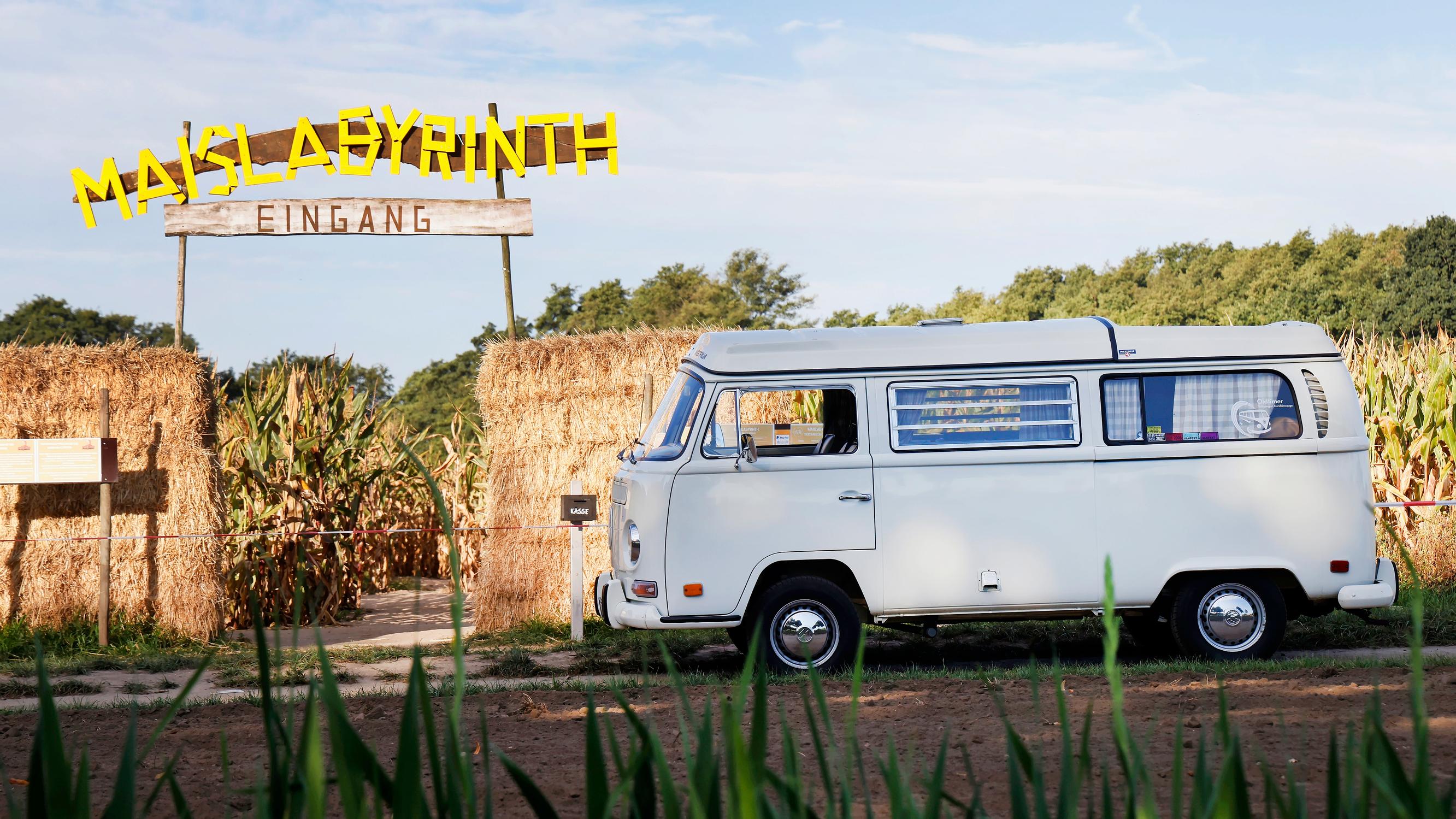 Kun vähemmän oli enemmän: Volkswagen Kleinbus vie 1970-luvun tunnelmaan, kun automatkailu oli kiireetöntä ja alla romanttinen peti pyörillä