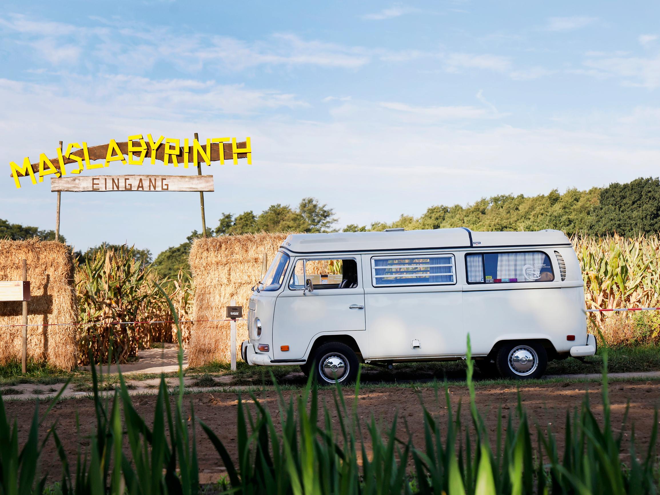 Kun vähemmän oli enemmän: Volkswagen Kleinbus vie 1970-luvun tunnelmaan, kun automatkailu oli kiireetöntä ja alla romanttinen peti pyörillä