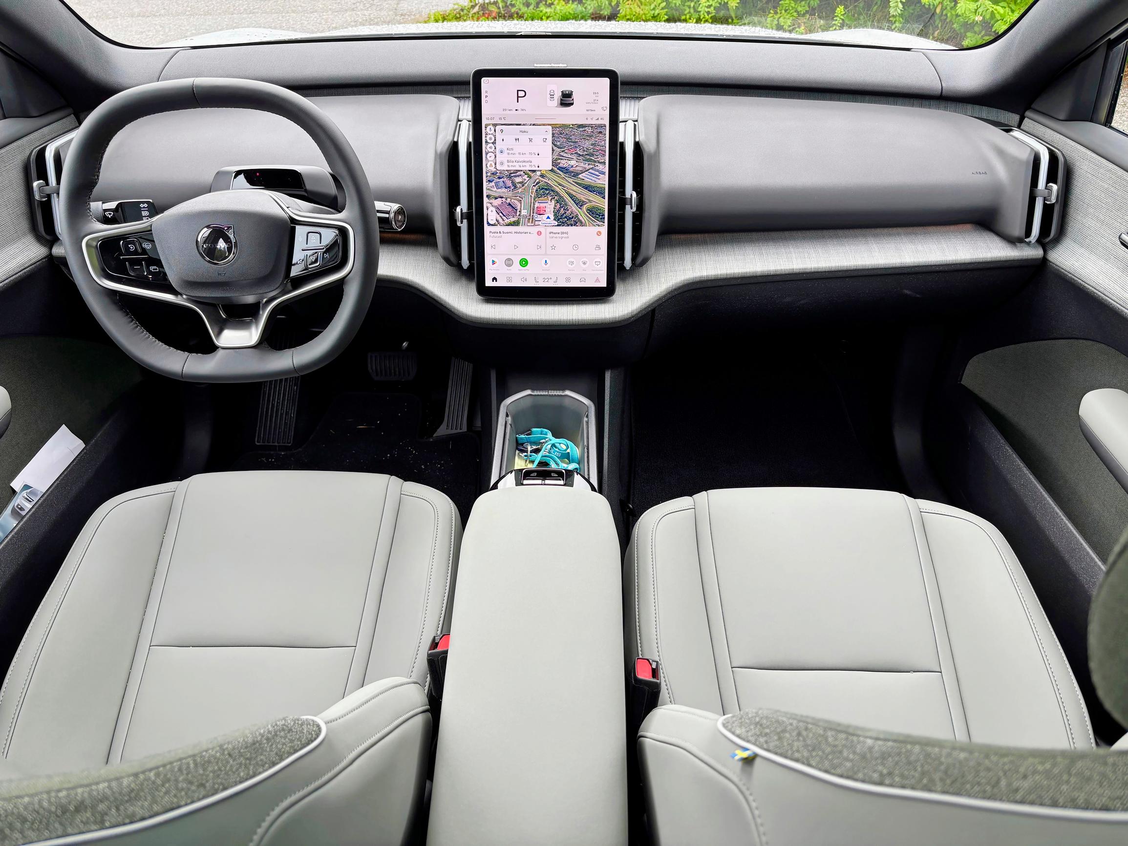 Volvo EX30 Cross Countryn kaikki keskeiset – ajonaikaisetkin – toiminnot ja säätimet löytyvät tietoviihdenäytöstä. Joku viisas lienee keksinyt, että erillisiä vääntimiä ja kytkimiä ei enää muka tarvita.