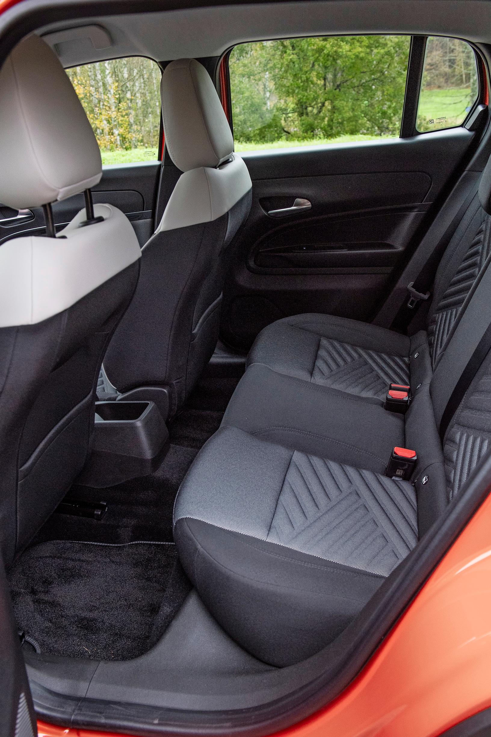 Fiat 600:n takana ei ole niin väljää kuin kuvasta voisi päätellä. Kuskin istuin kun on aivan etuasennossaan.