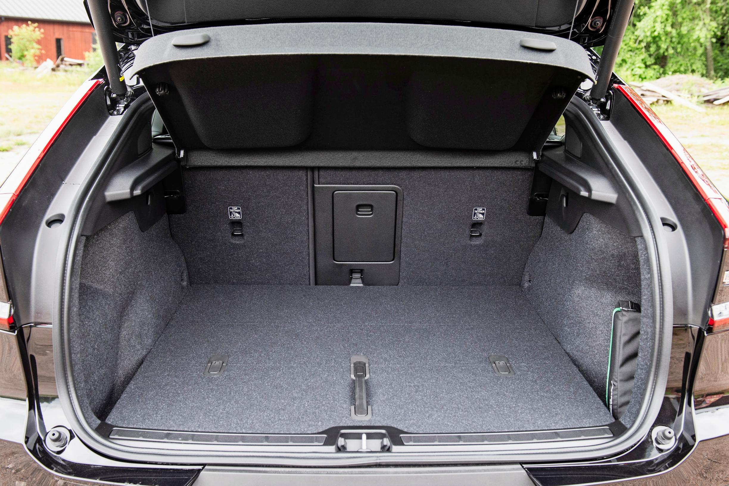 Volvo EC40 Black Editionin tavaratila, joka Tuulilasin koeajossa paljastui aika ahtaaksi.