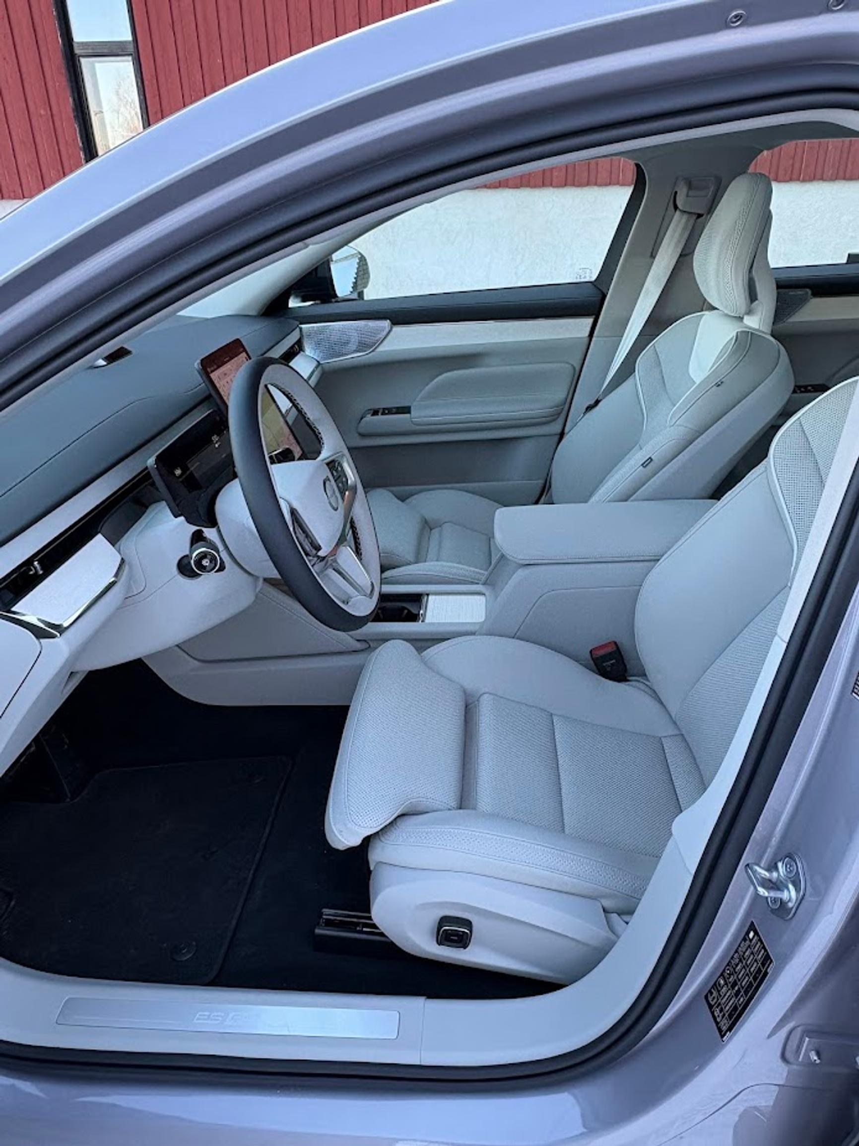 Volvo ES90:n kuljettajan istuin on harvinaisen hyvä! Kaikki säädöt onnistuvat yhdellä kiertokytkimellä.  