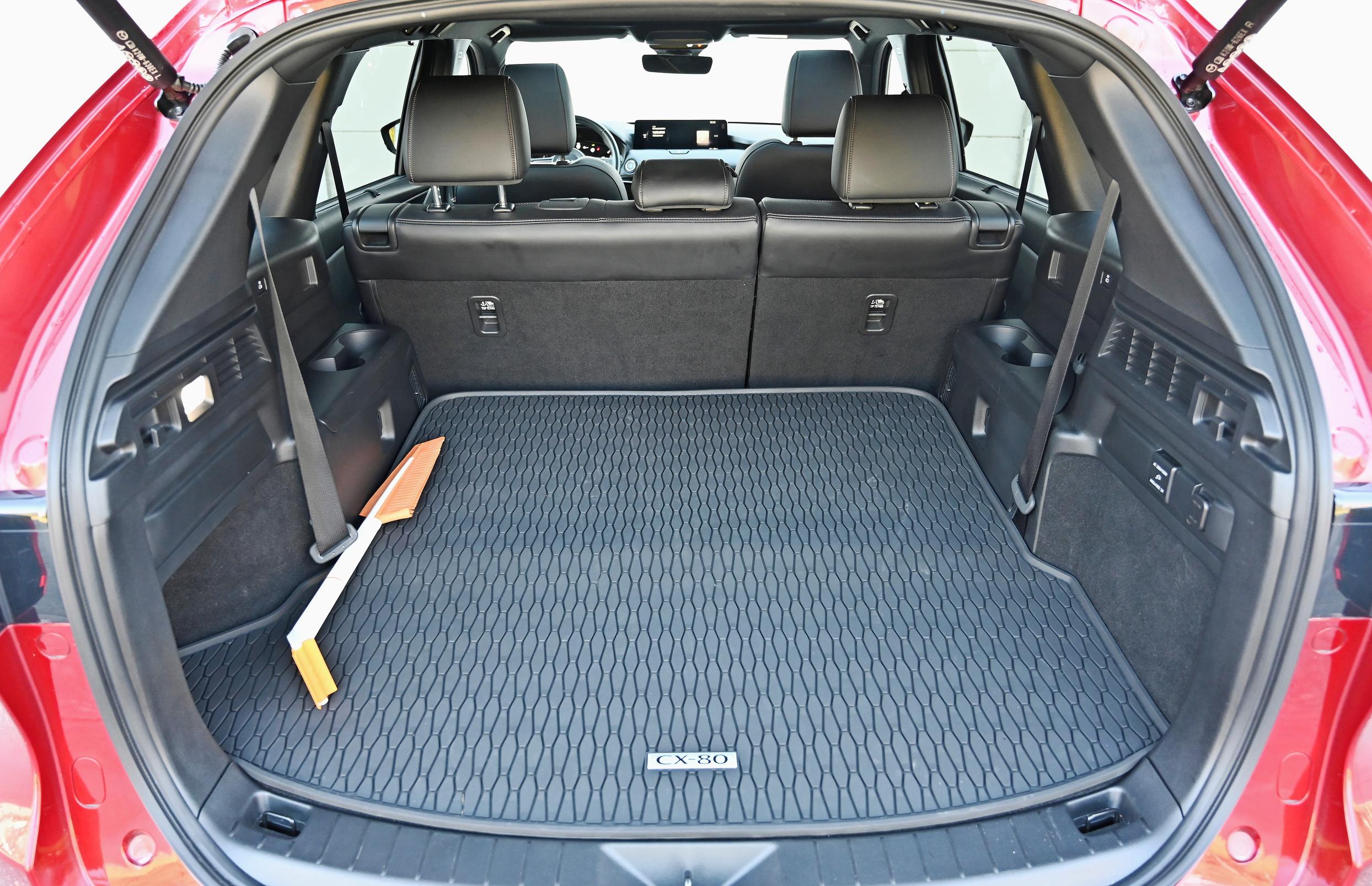 Mazda CX-80:n kookas tavaratila on muodoltaan hyvin selkeä, mikä helpottaa käytettävyyttä.