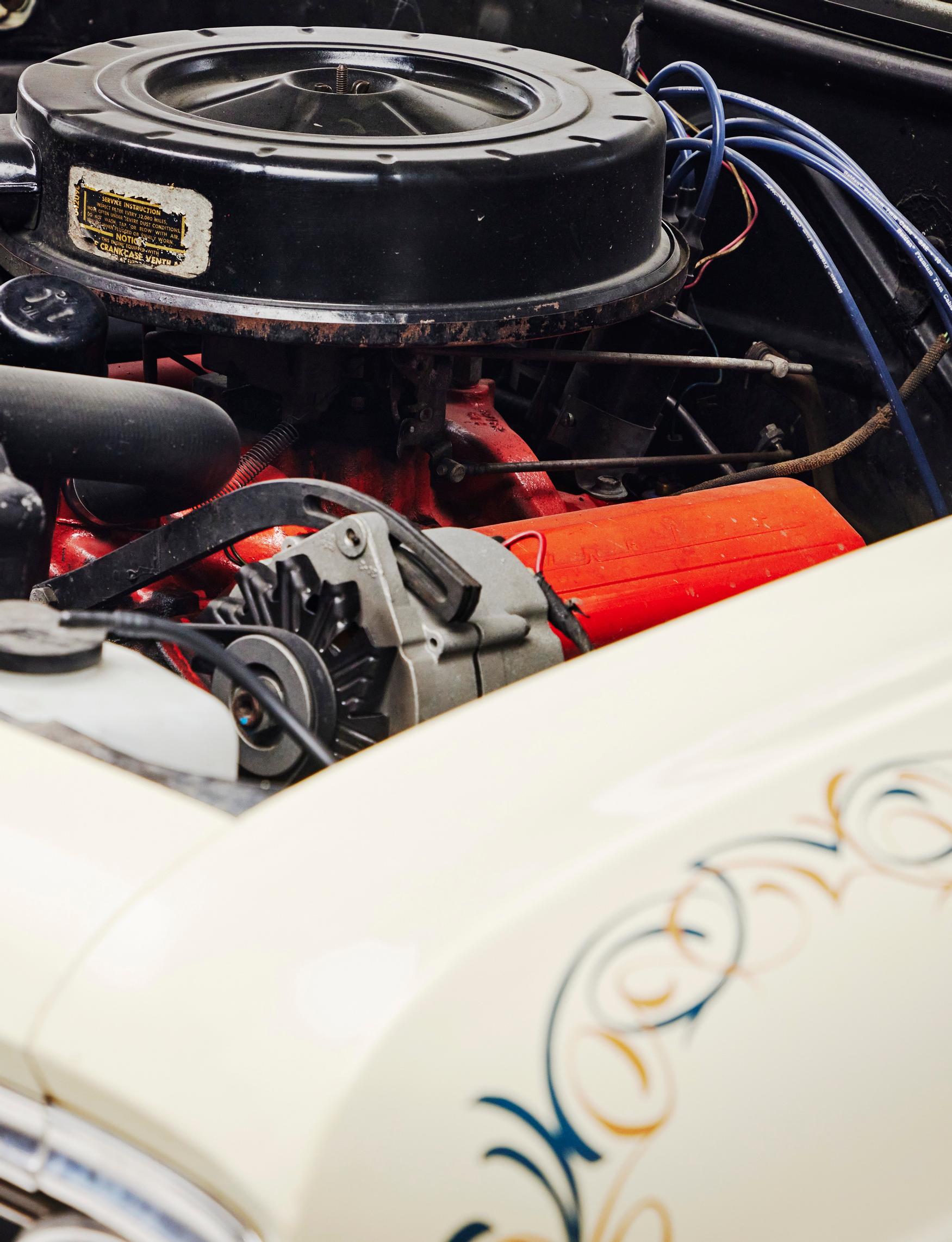 Chevrolet Impala Sport Coupé 283 vm. 1966:n V8-moottori kantaa nimeä Turbo Fire, ja sen jatkeena on kaksiportainen Powerglide-automaatti.