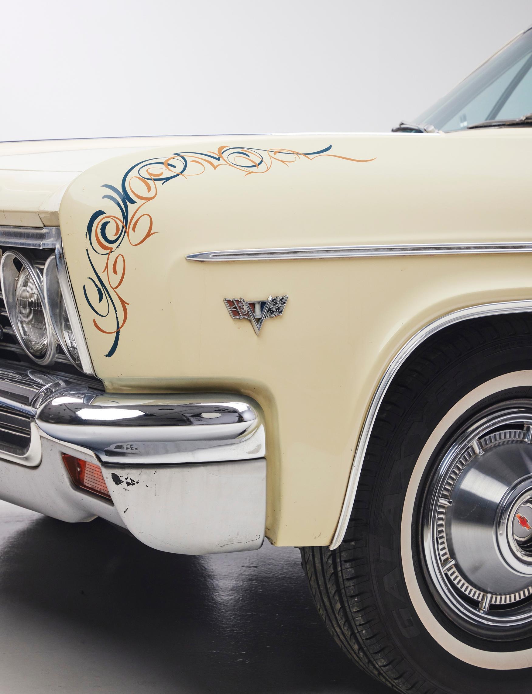 Chevrolet Impala Sport Coupé 283 vm. 1966:n käsityönä taiteillut straippaukset ovat ainoa Impalaan tehty muutos.