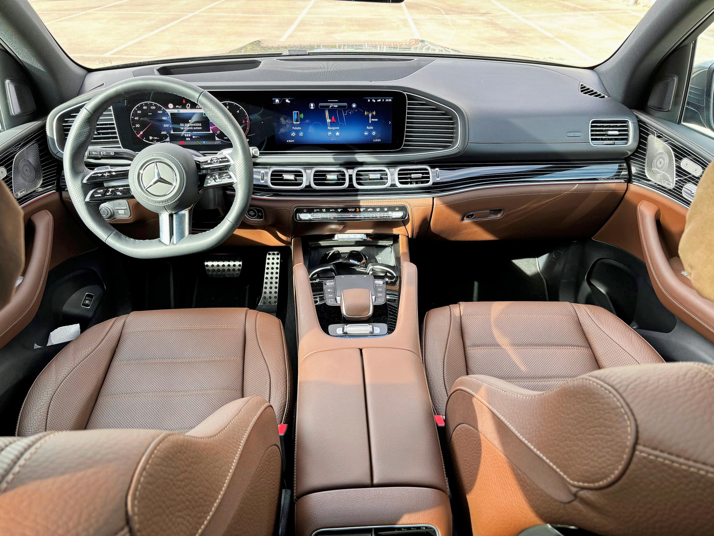 Mercedes-Benz GLS 450 d:n ohjaamo, ratti ja kojetaulu takapenkiltä kuvattuna.