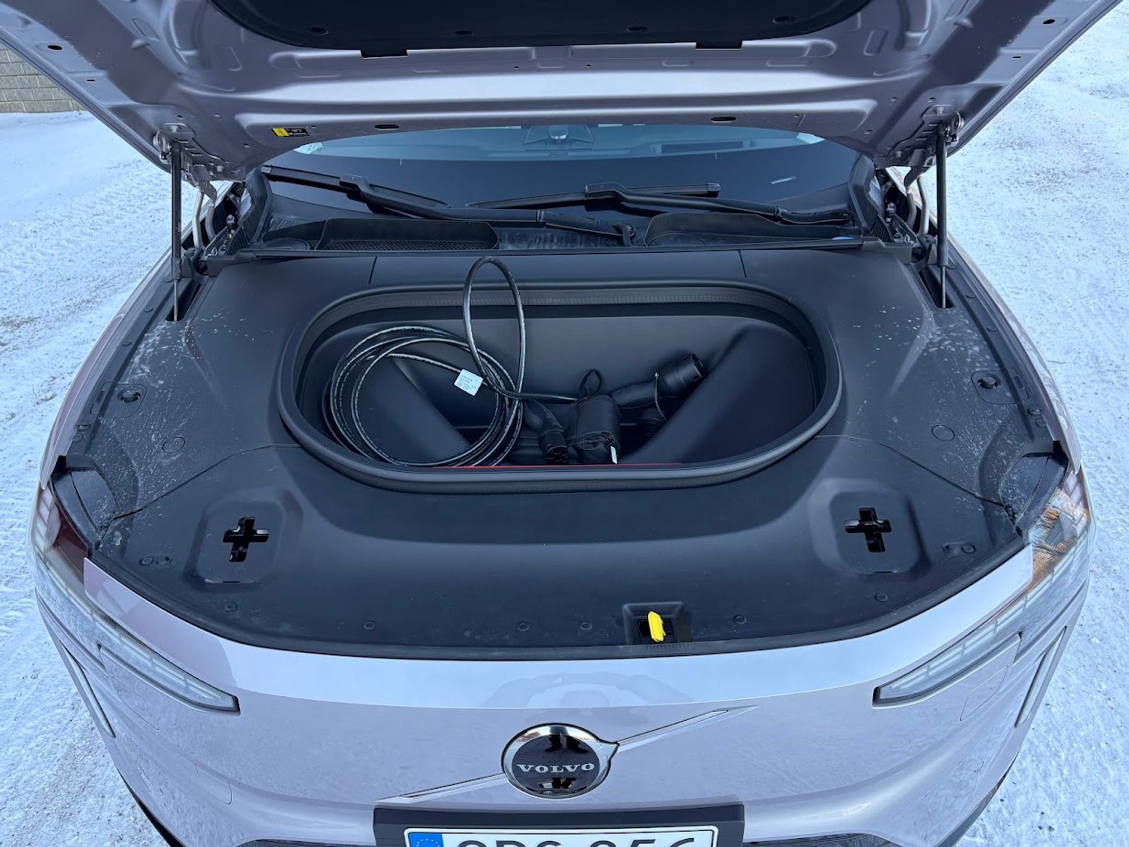 Volvo ES90:n etupellin alta löytyy asiallinen tila latauskaapelille.