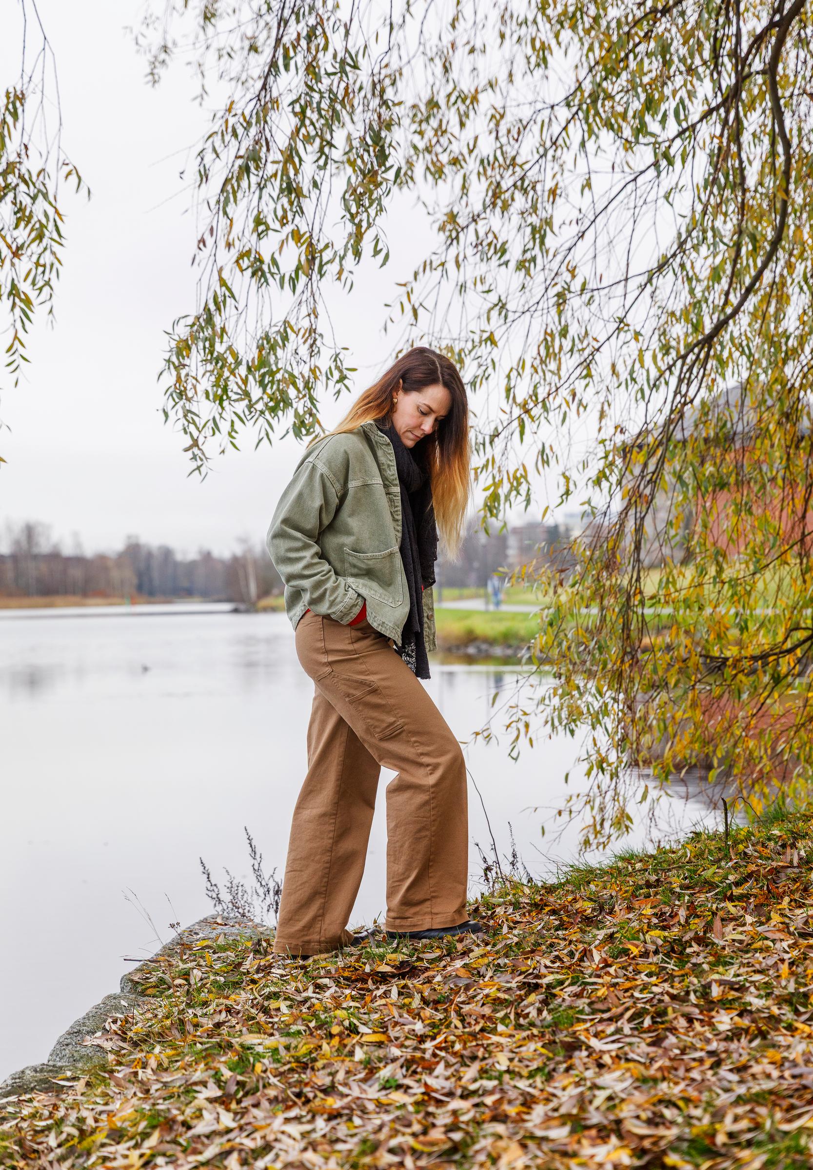 Noora Toivo kävelee rannalla Hämeenlinnassa.