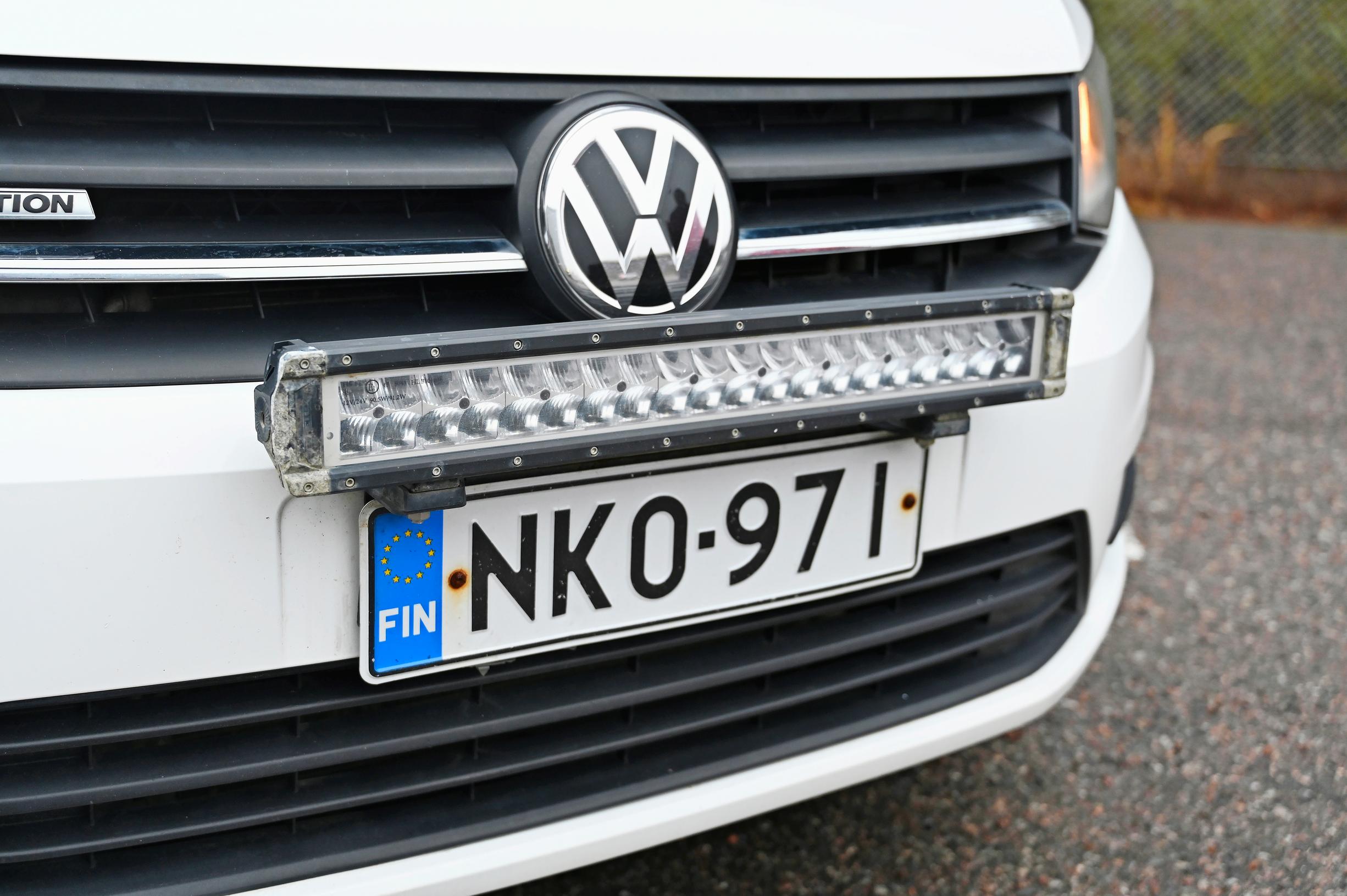 Volkswagen Caddy Maxin keulassa on lisävalo, joka valaisee koko tienoon. Mutta arkaan paikkaan se on asennettu.