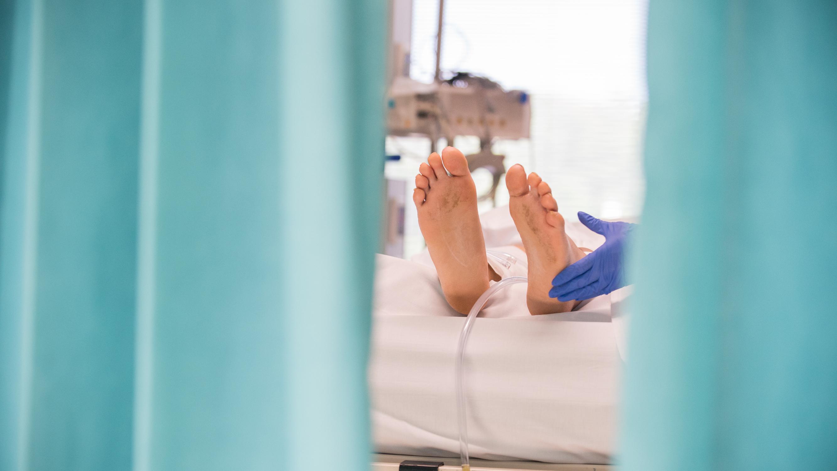 ”Kuivattaminen” saattohoidossa herättää raivoa ja surua – asiantuntija: kyse on luonnollisesta kuolemasta