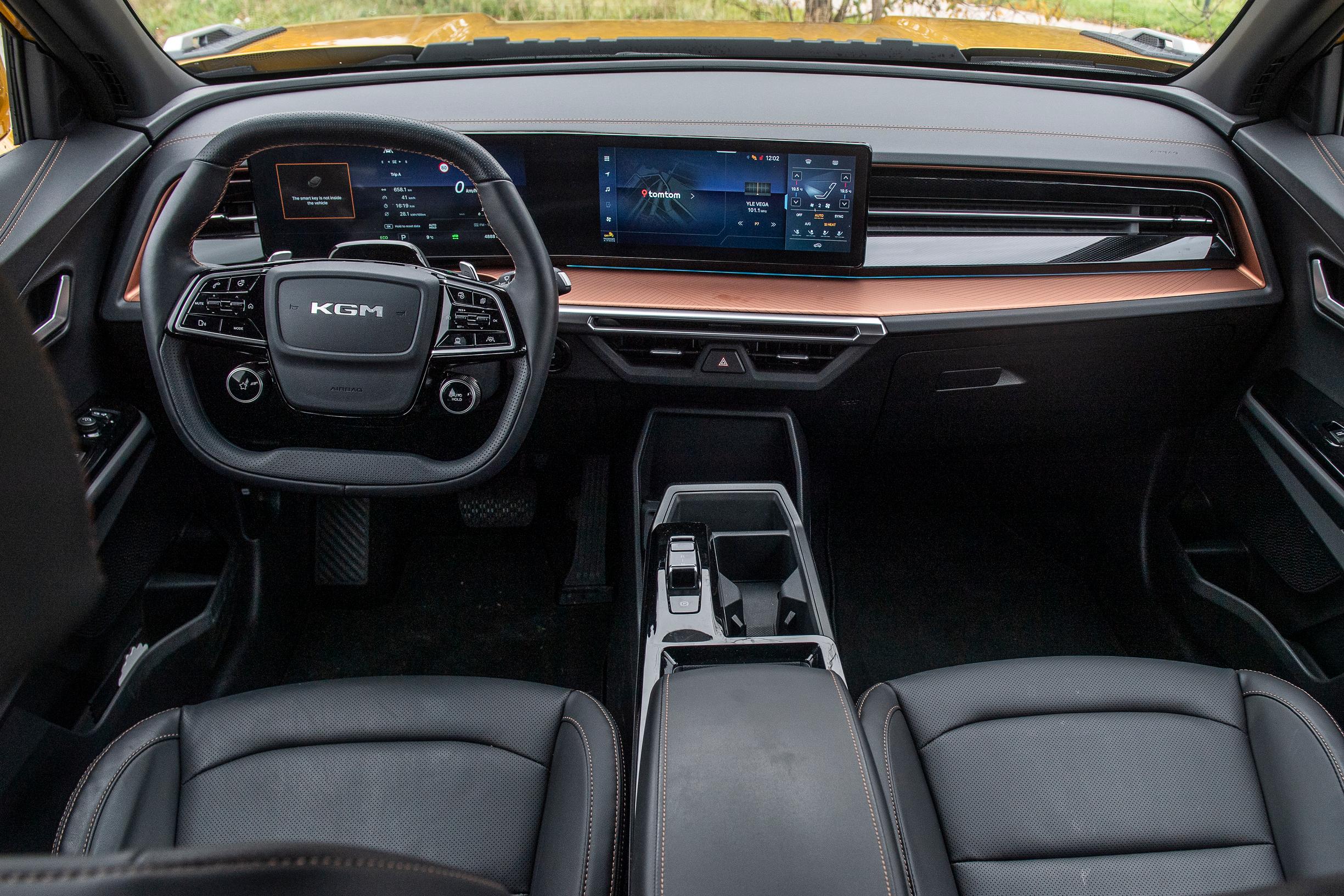 KGM Musson kojelauta on ultramoderni. Keskinäyttöä saa hiplata mielin määrin. Toimintoja riittää. Onneksi ratissa on vielä perinteisiä painokytkimiä. 