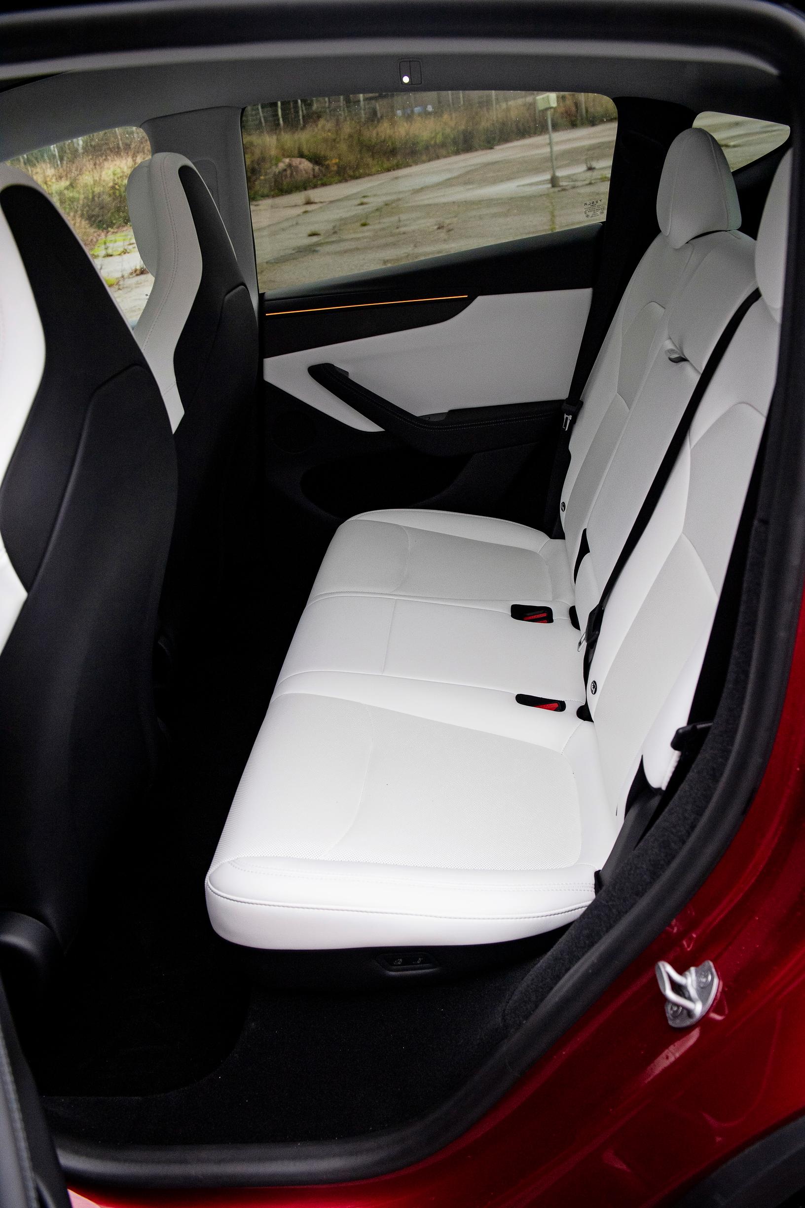 Tesla Y:n takana on reippaasti tilaa ja viljalti valkoista nahkaa.