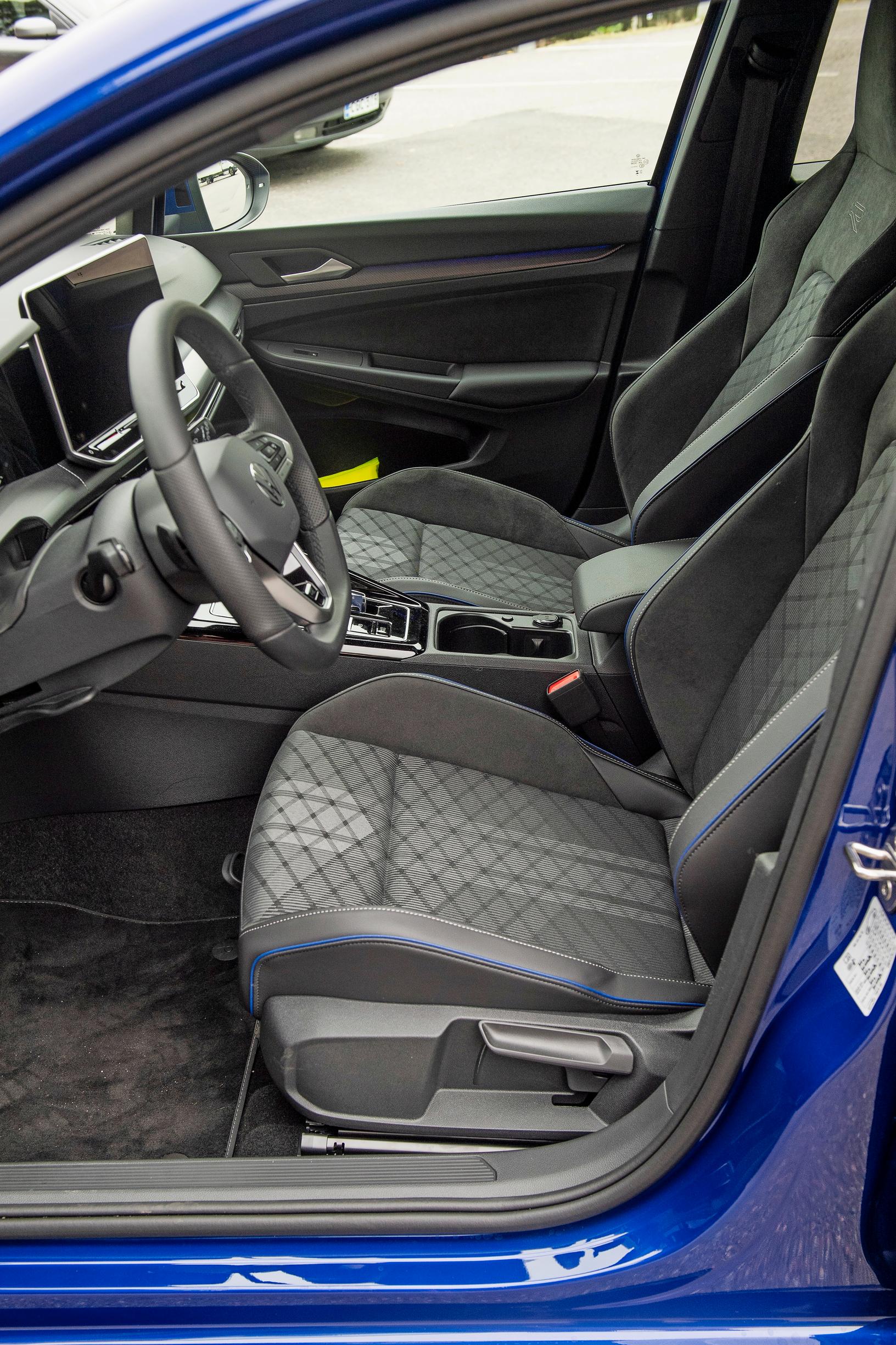  Golf Variant R-Linen etuistuimet ovat kokoa XXL. Mukavat ja tukevat, ei voi muuta sanoa.