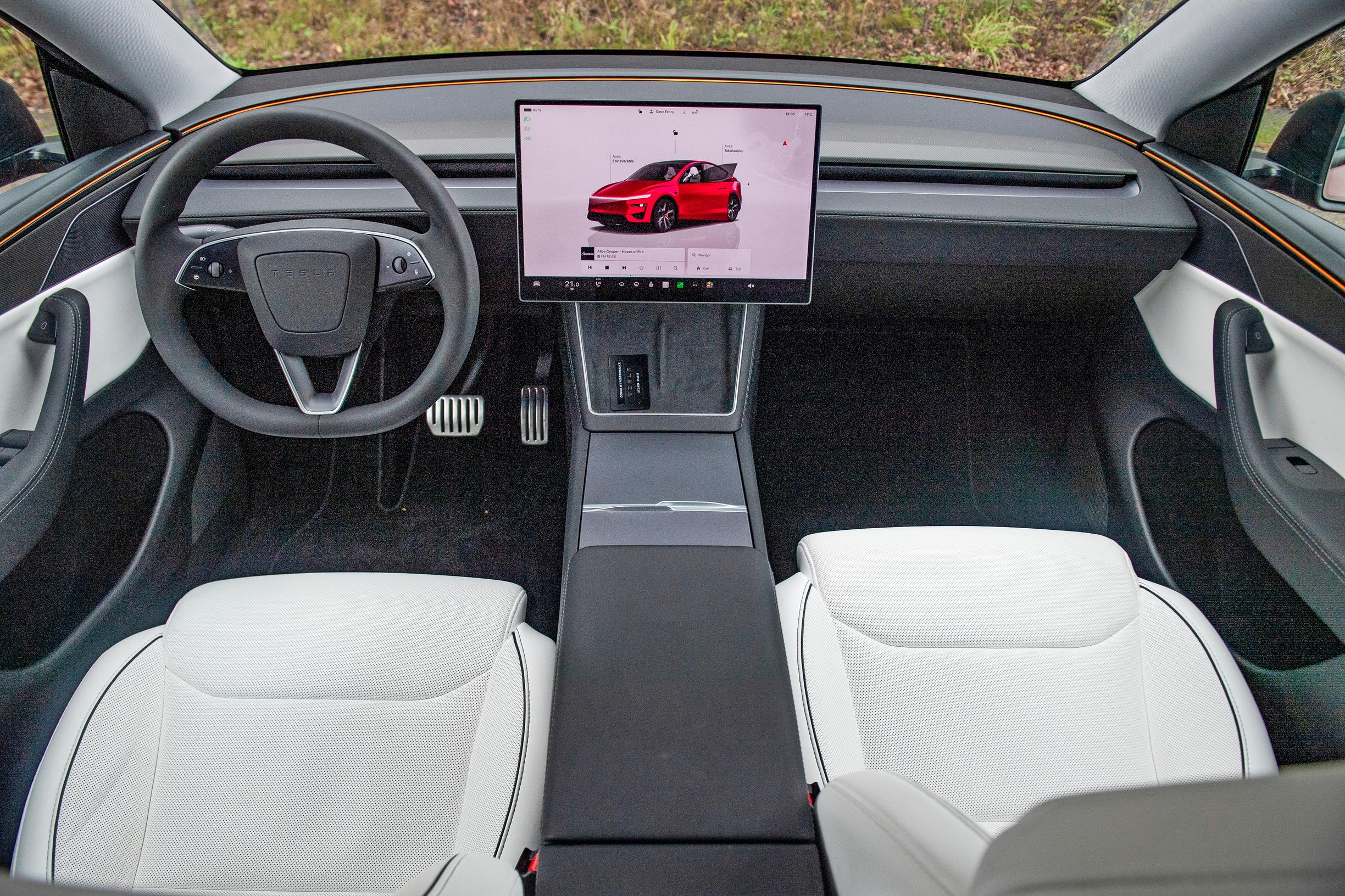 Tesla Y:n ohjaamo on kuin tervetuloa-toivotus ulkoavaruuteen! Sormet vaan keskinäytölle, ja peli voi alkaa.