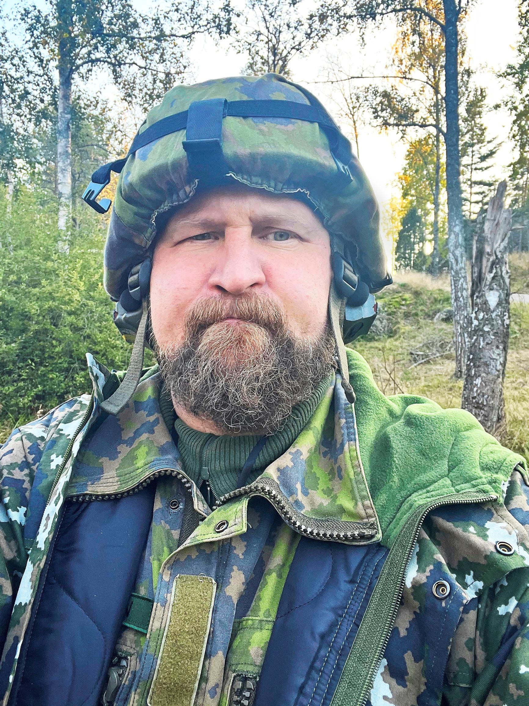 Paleface maanpuolustuskurssilla pukeutuneena armeijan maastopukuun ja taistelukypärään.