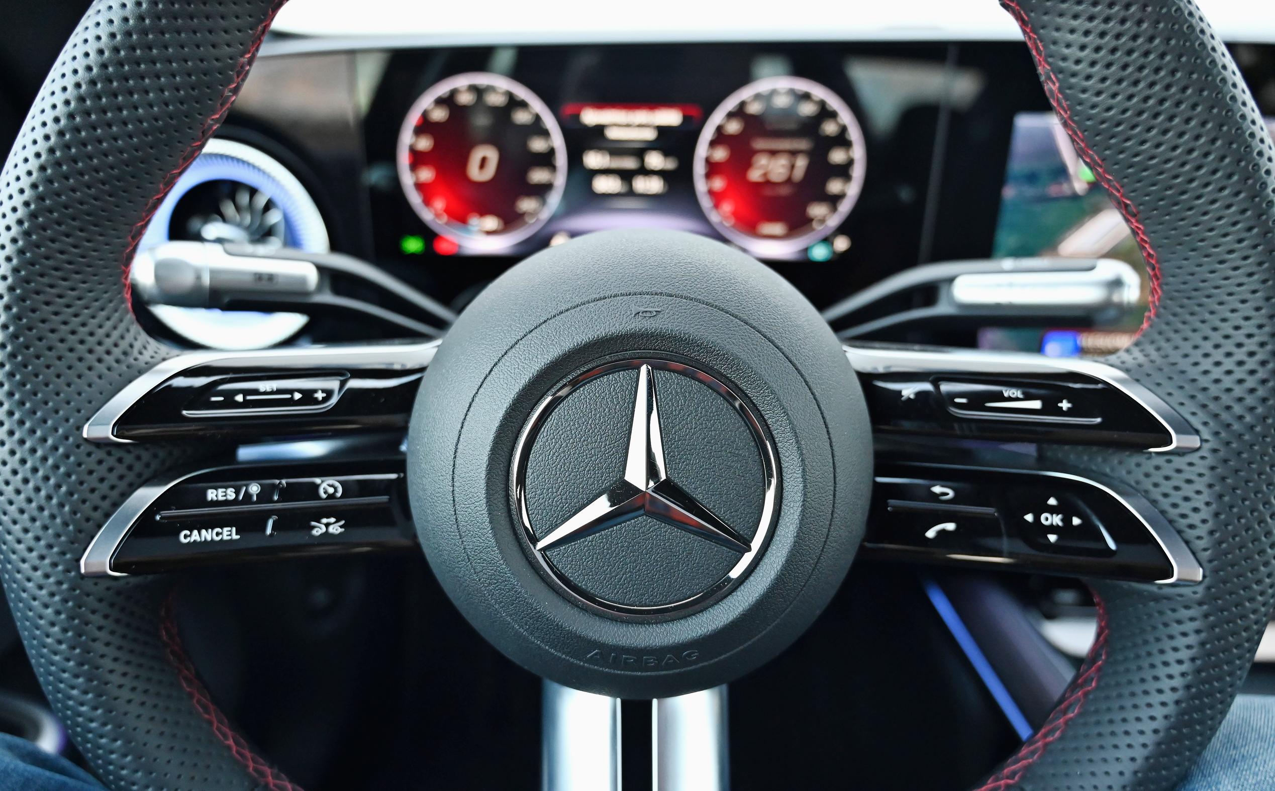 Mercedes-Benz CLA 250+ AMG Linen monitoimiohjauspyörän liukusäätimet eivät sittenkään vielä pärjää käytettävyydeltään perinteisille ratkaisuille.