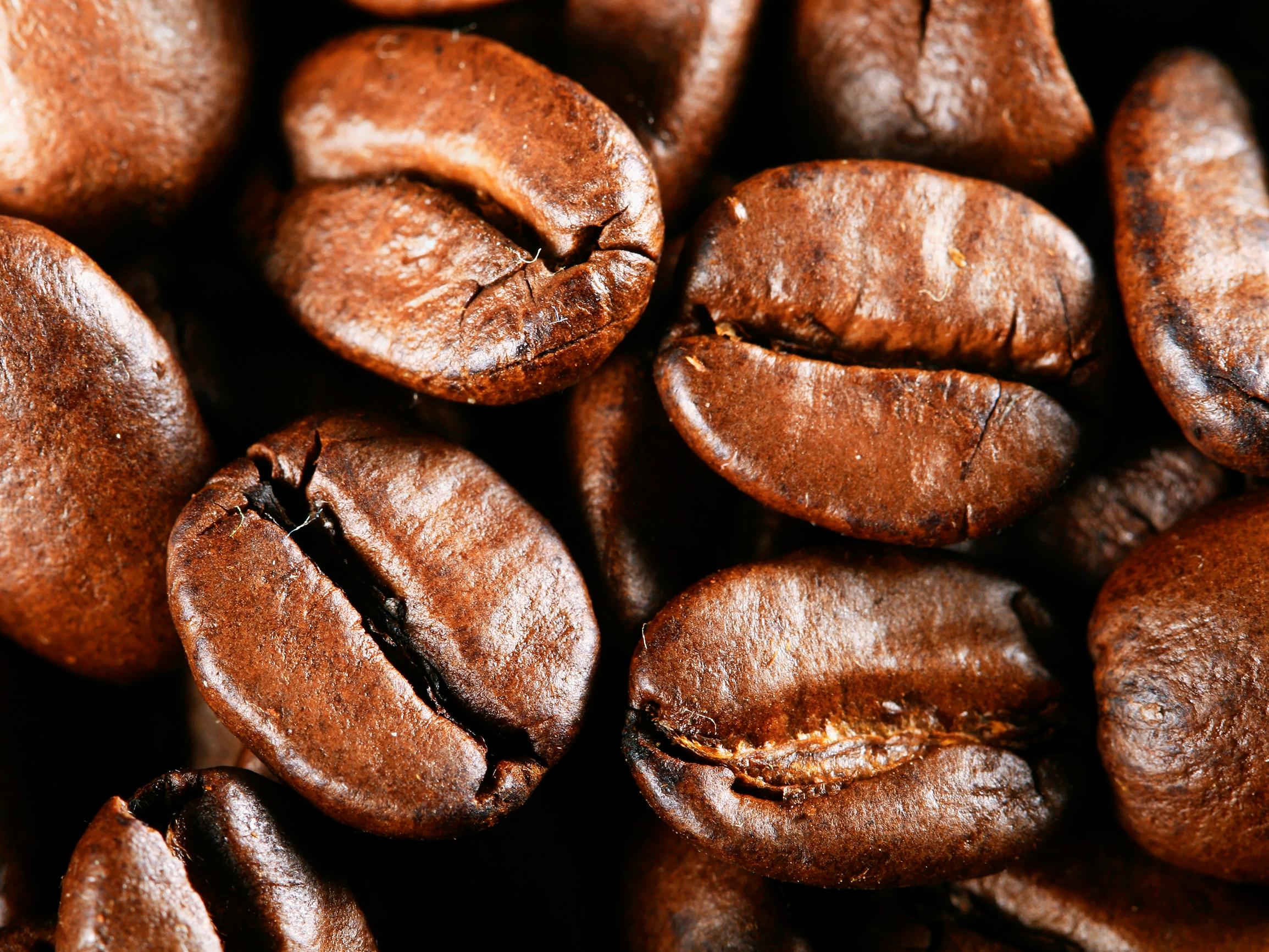 Kahvin kohtuullinen käyttö vähentää diabetesriskiä, suojaa maksaa ja voi pidentää elinikää – terveysvaikutuksista löytyy yksi iso arvoitus