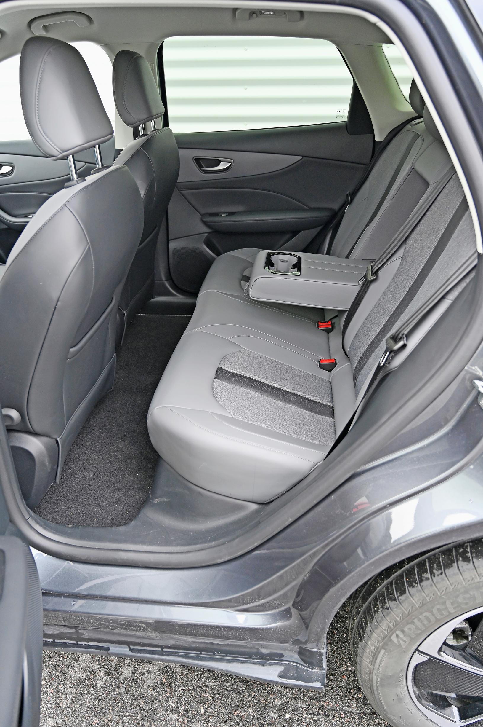 MG S5 EV Luxuryn takapenkki, jolla on yllättävän paljon tilaa kaikkiin suuntiin, mutta keskipaikka ei houkuttele.