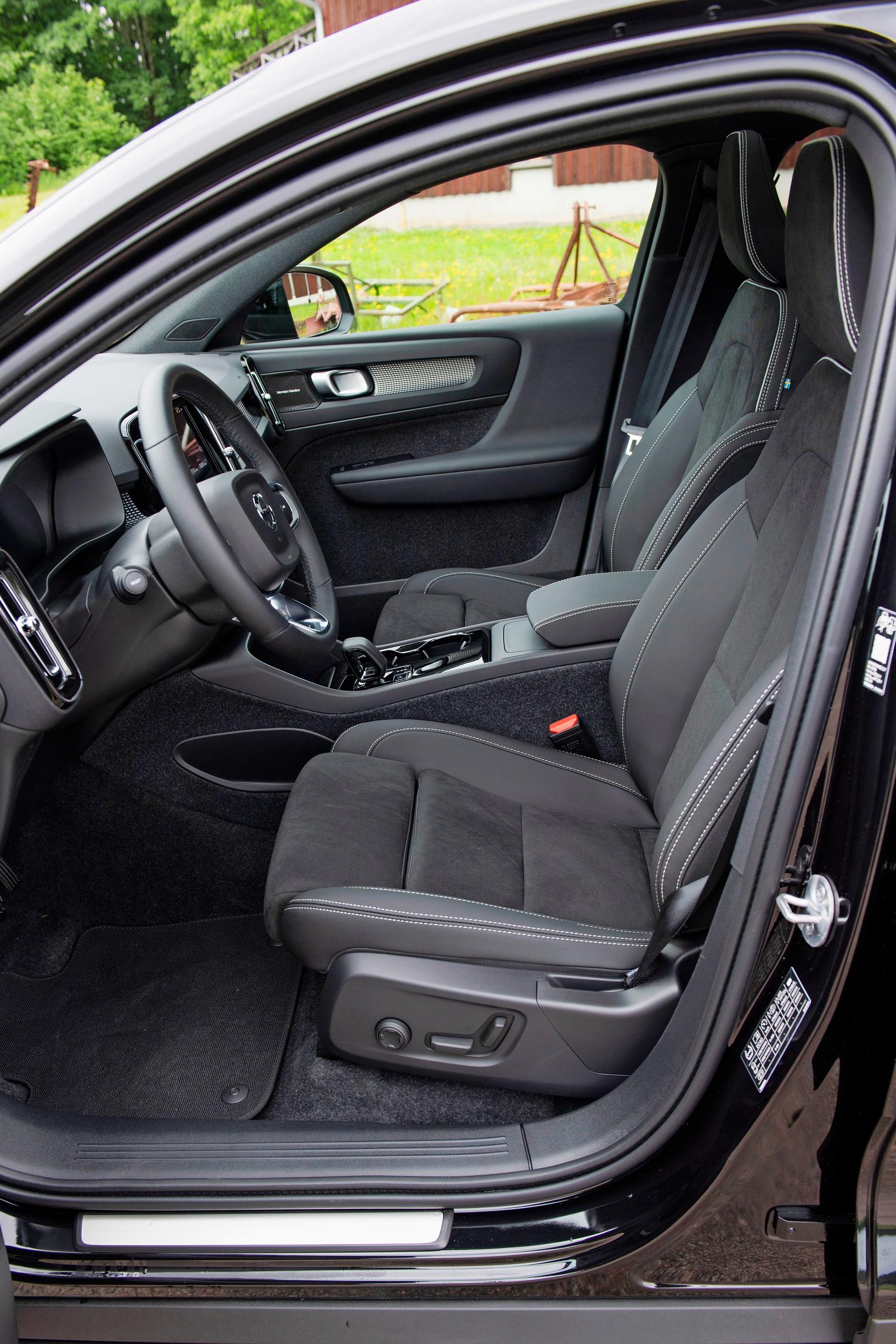 Volvo EC40 Black Editionin kuljettajalla tilaa on hyvin