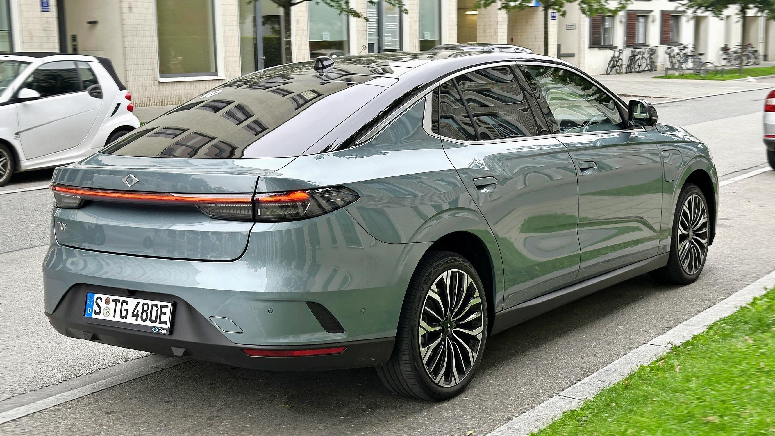 Turkkilainen automerkki Togg, malli T10F takaapäin otetussa kuvassa.