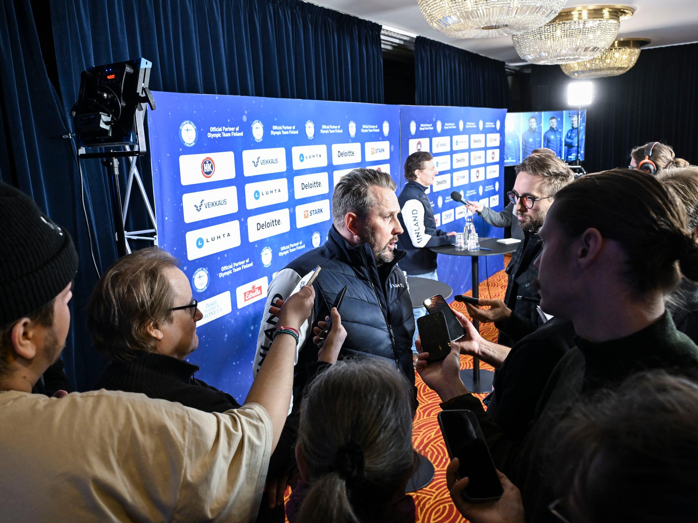 Kapina Leijonissa? Jääkiekkoliiton ja Antti Pennasen on syytä vetää johtopäätökset – "Hurjin päävalmentajan maton jalkojen alta vetäminen koskaan Suomessa!"