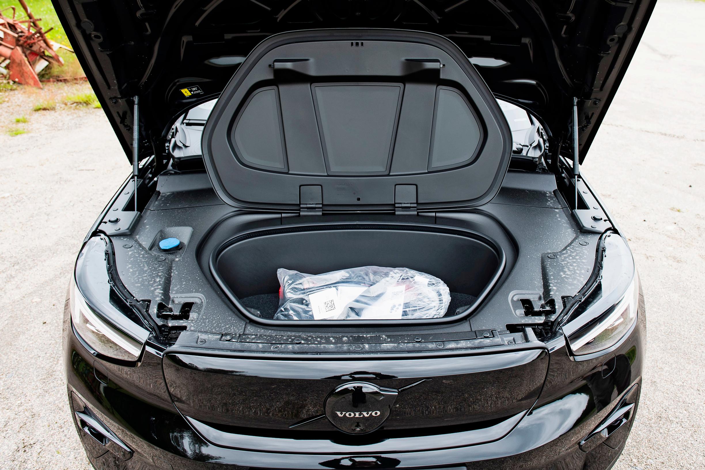 Volvo EC40 Black Edition edessä on tila latausjohdoille