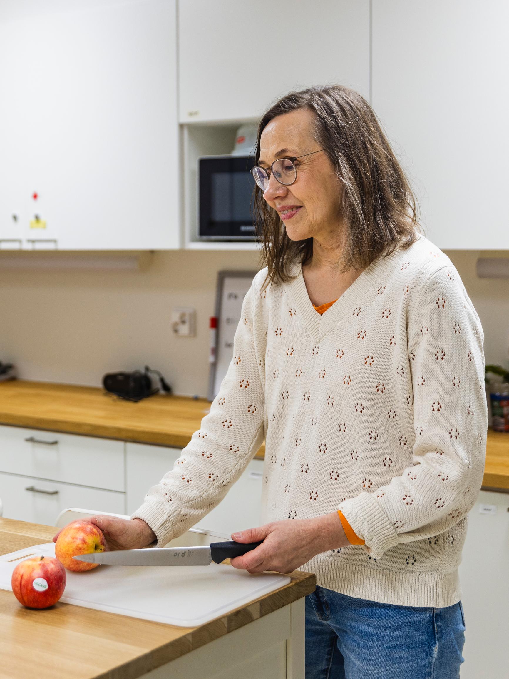 Sari Hujanen, 58, uskoo, että ikä on pelkkää plussaa töissä – ”Vanhempana ajattelu ei ole niin minäkeskeistä”